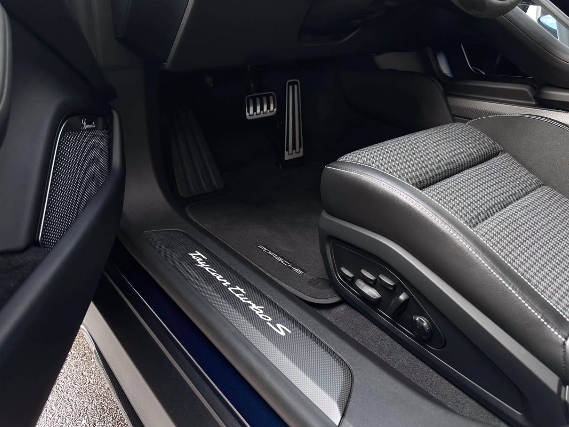 PORSCHE Taycan Turbo S Cross Turismo-image-16