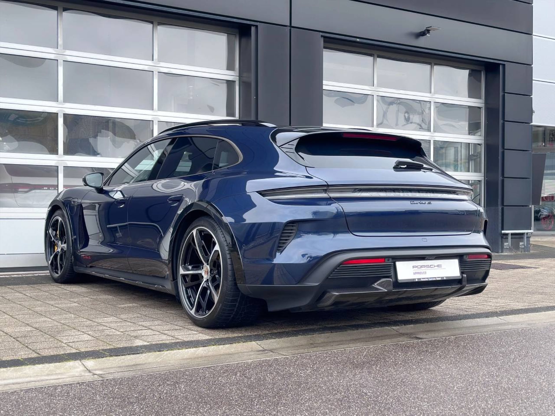 PORSCHE Taycan Turbo S Cross Turismo-image-10