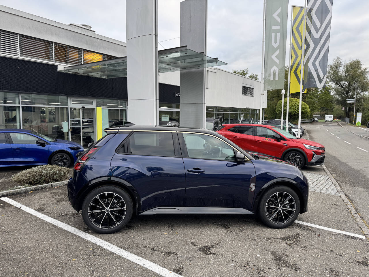 RENAULT R5 E-Tech Comfort Range iconic five-image-5
