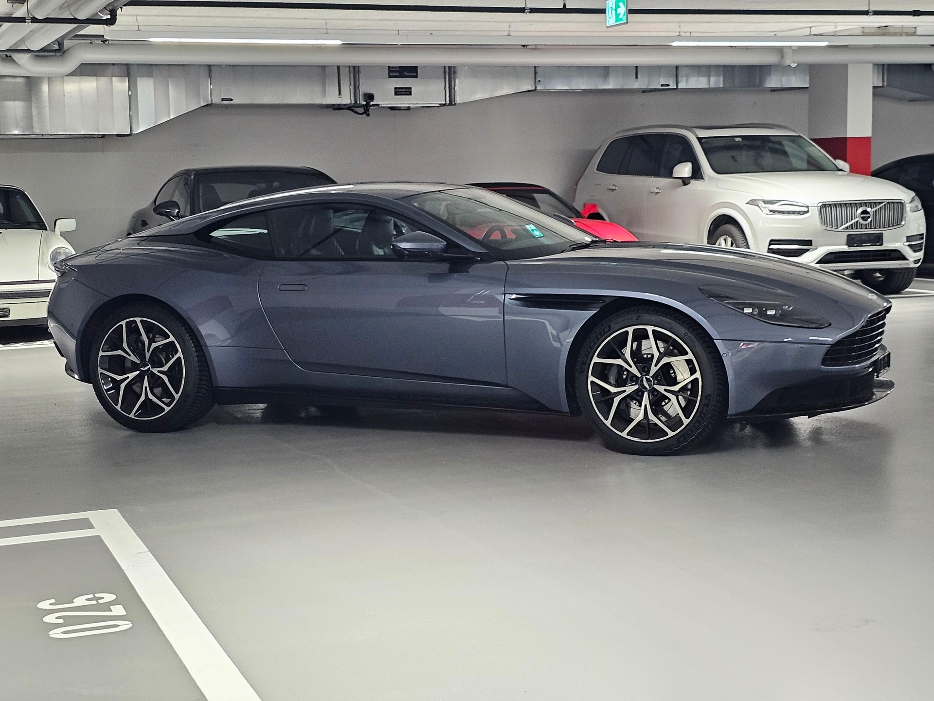 ASTON MARTIN DB11 V8 Touchtronic 3-showroom-element-3