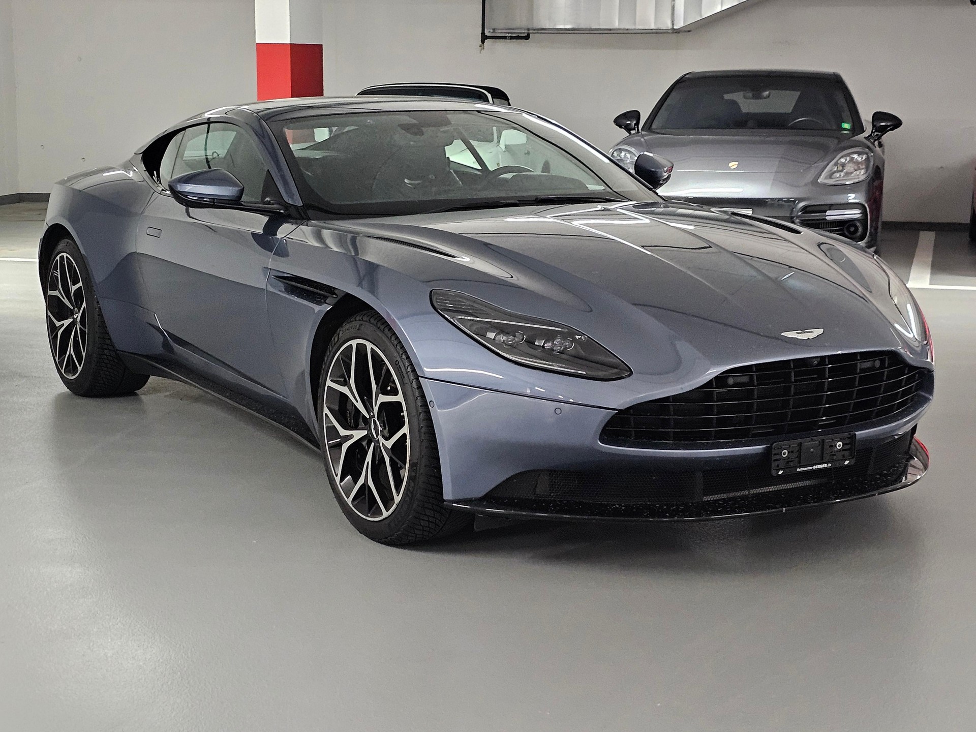 ASTON MARTIN DB11 V8 Touchtronic 3-showroom-element-2