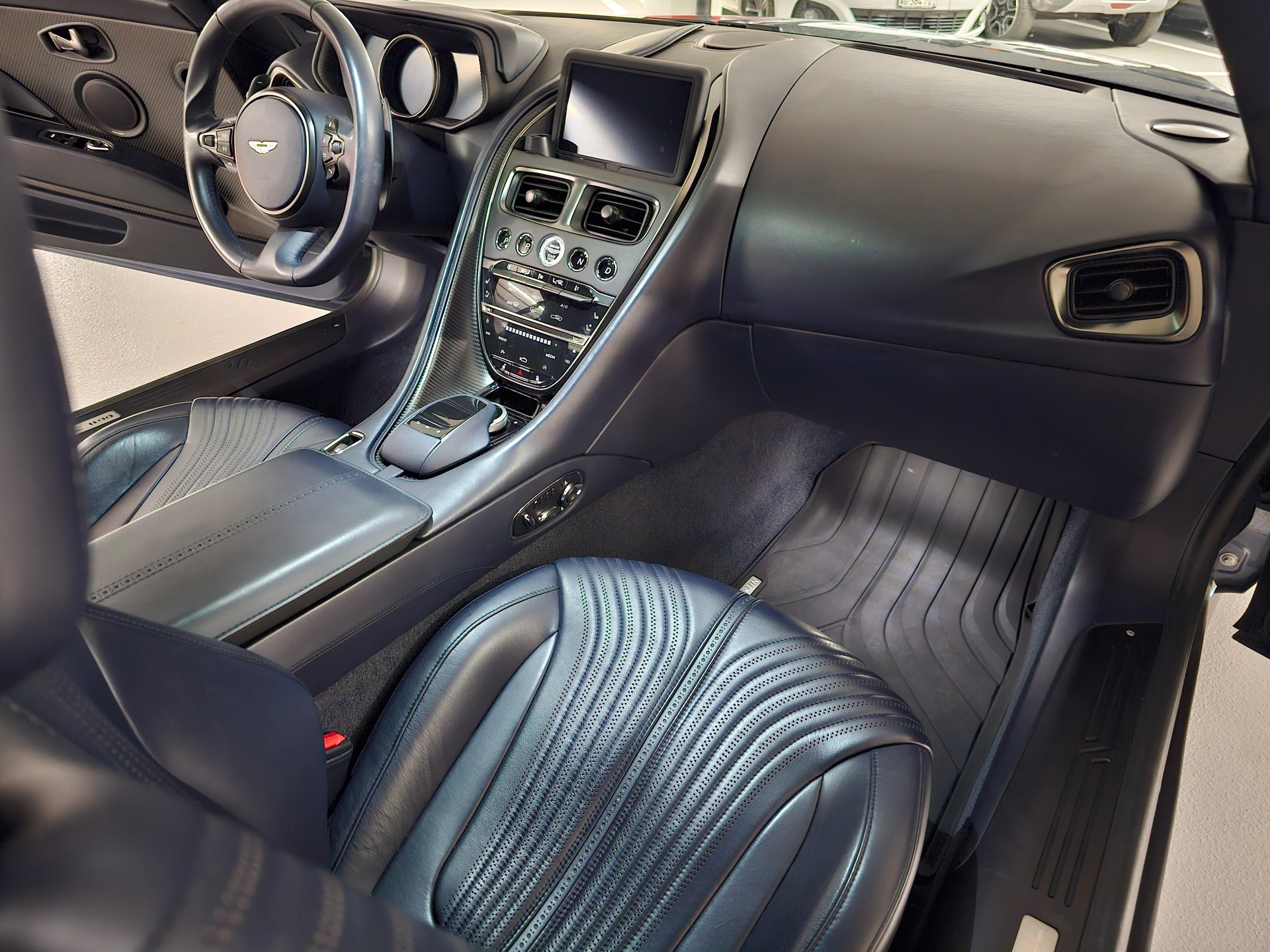 ASTON MARTIN DB11 V8 Touchtronic 3-image-13