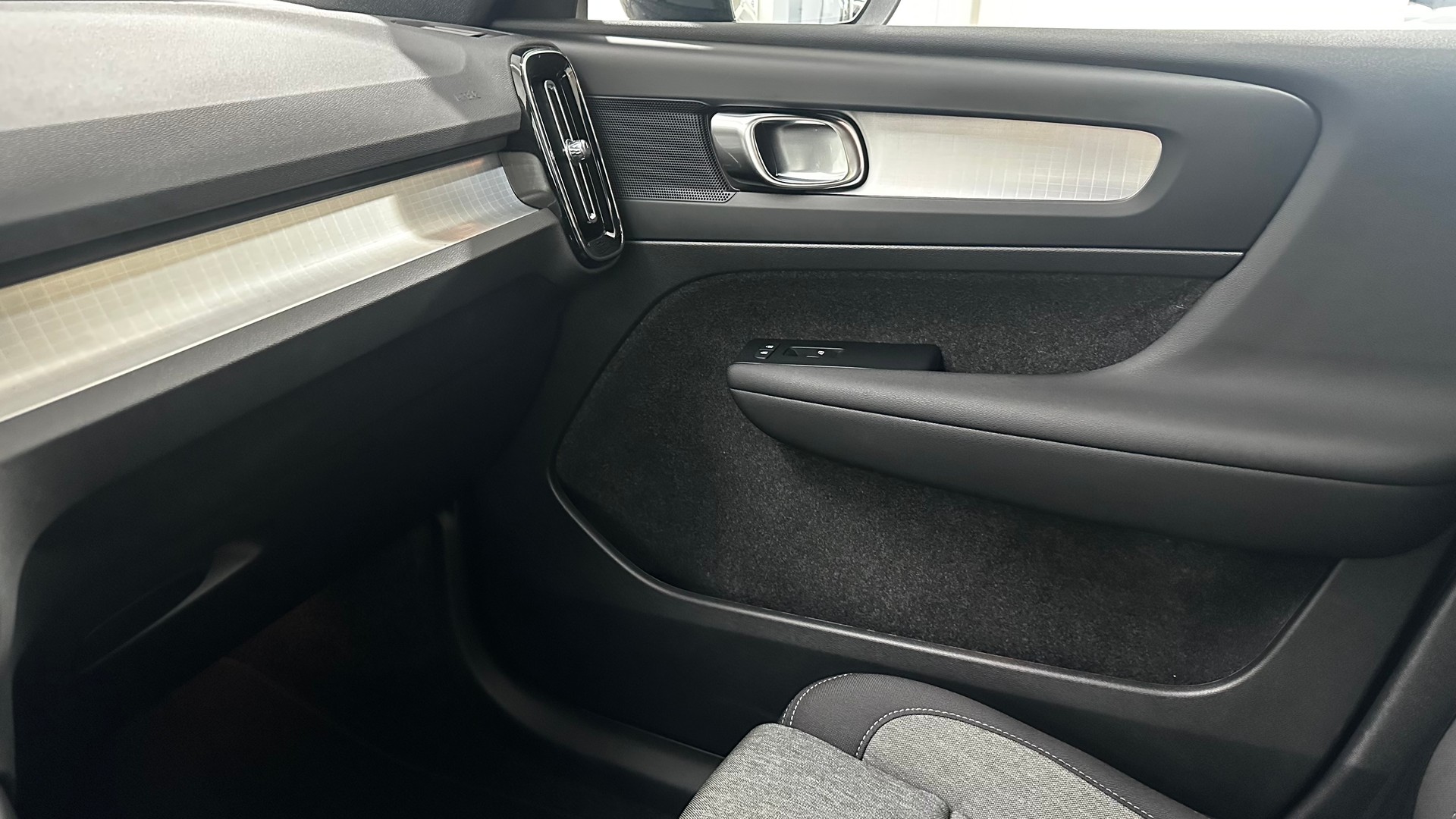 VOLVO XC40 2.0 B3 MH Core-image-13