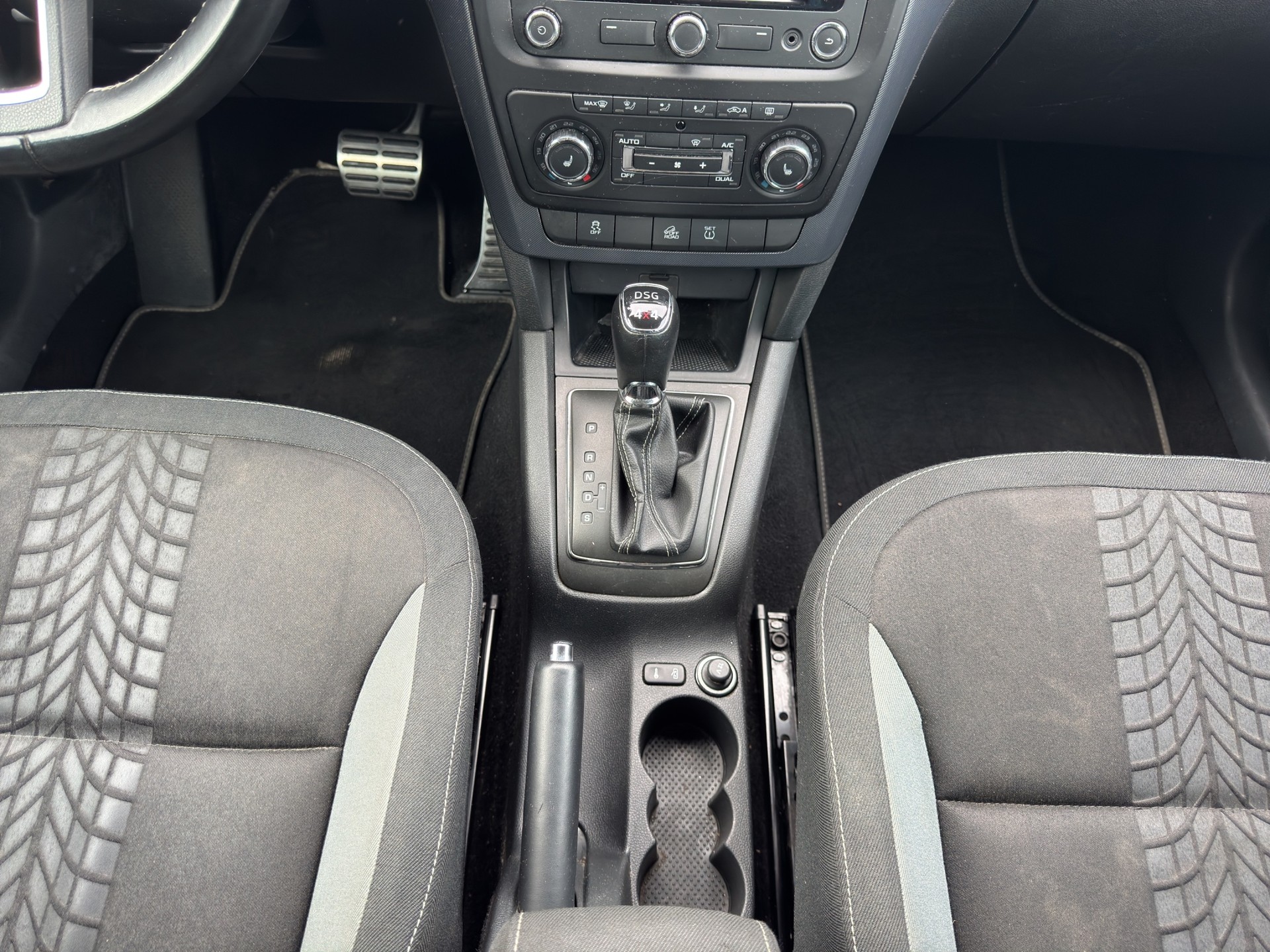 SKODA Yeti 2.0 TDI Outdoor Adventure 4x4 DSG-image-14
