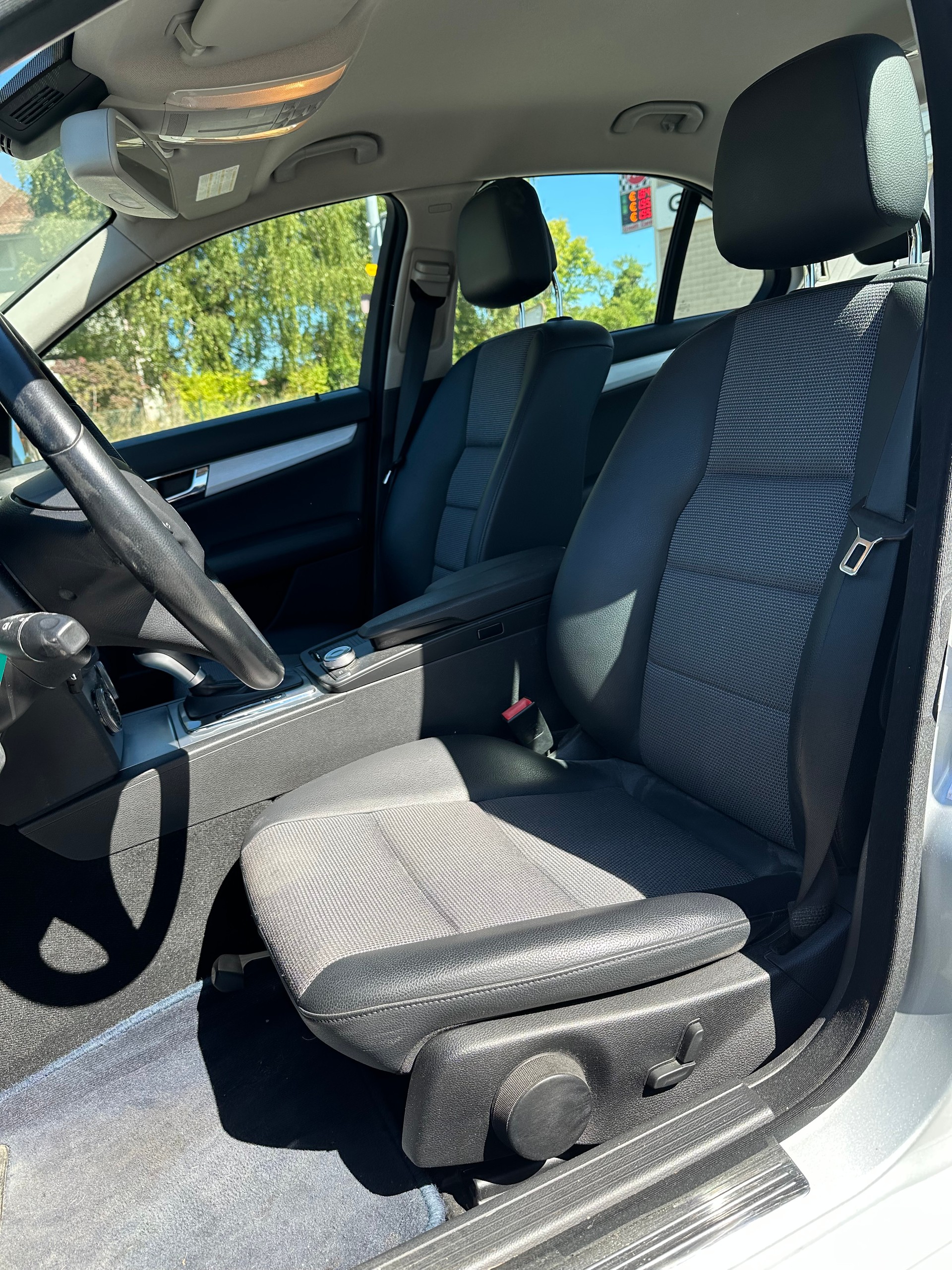 MERCEDES-BENZ C 220 CDI BlueEfficiency Automatic-image-11