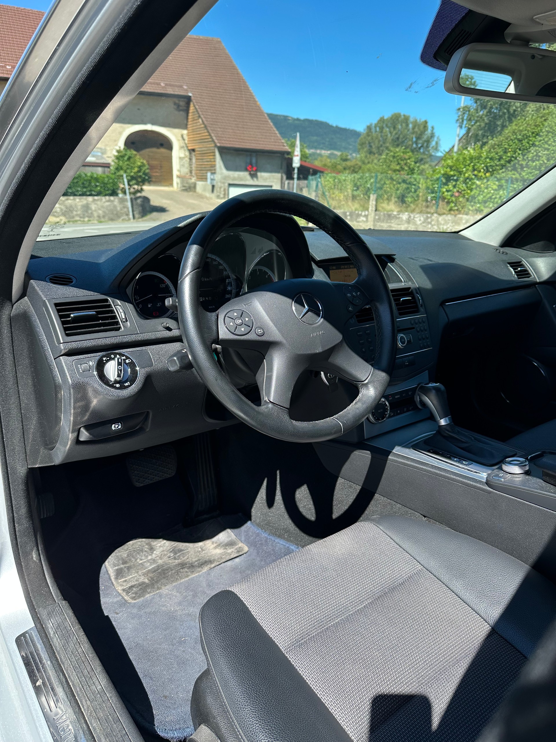 MERCEDES-BENZ C 220 CDI BlueEfficiency Automatic-image-9