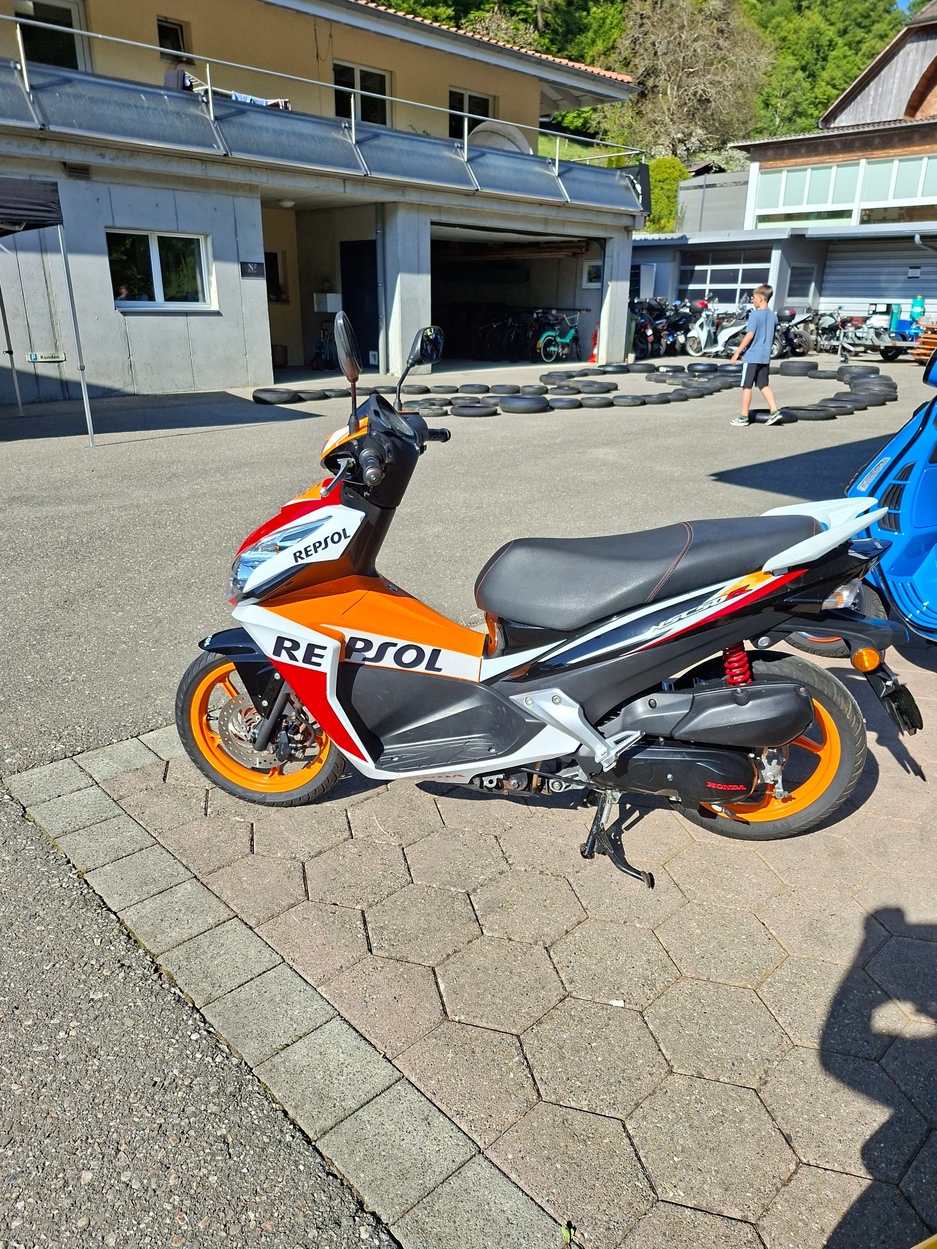 HONDA Repsol-showroom-element-2