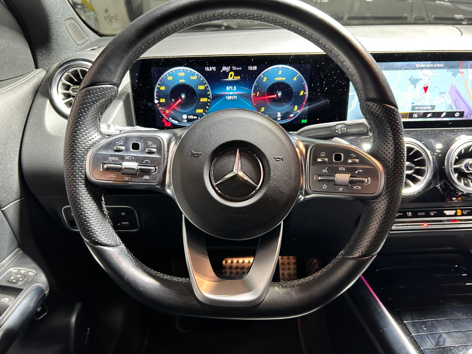 MERCEDES-BENZ GLA 220 d AMG Line-image-12