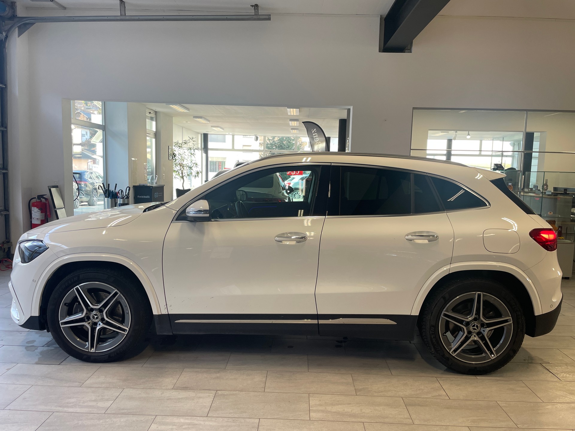 MERCEDES-BENZ GLA 220d 4Matic 8G-DCTSwiss Star AMG Line-image-3