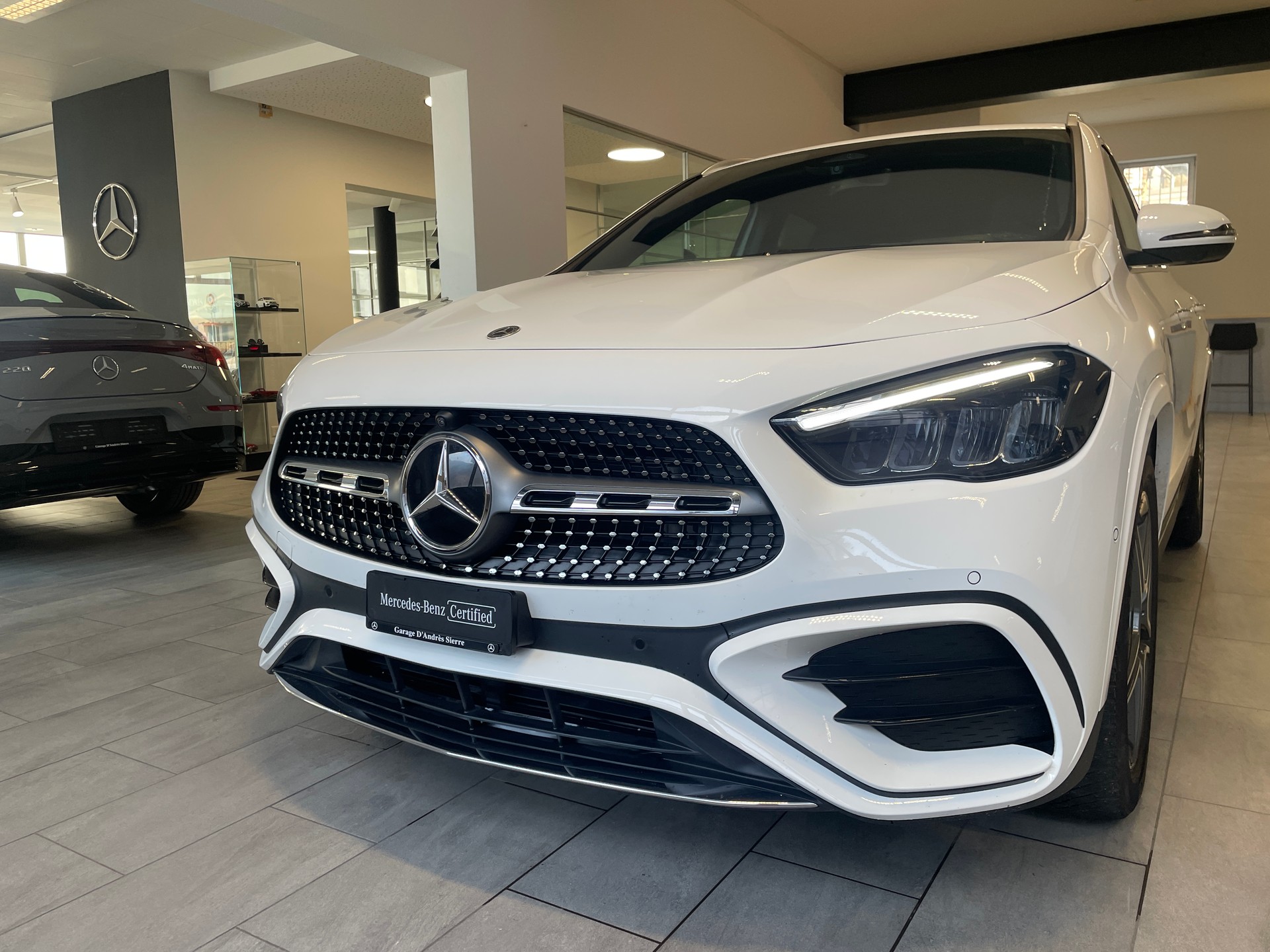 MERCEDES-BENZ GLA 220d 4Matic 8G-DCTSwiss Star AMG Line-image-1