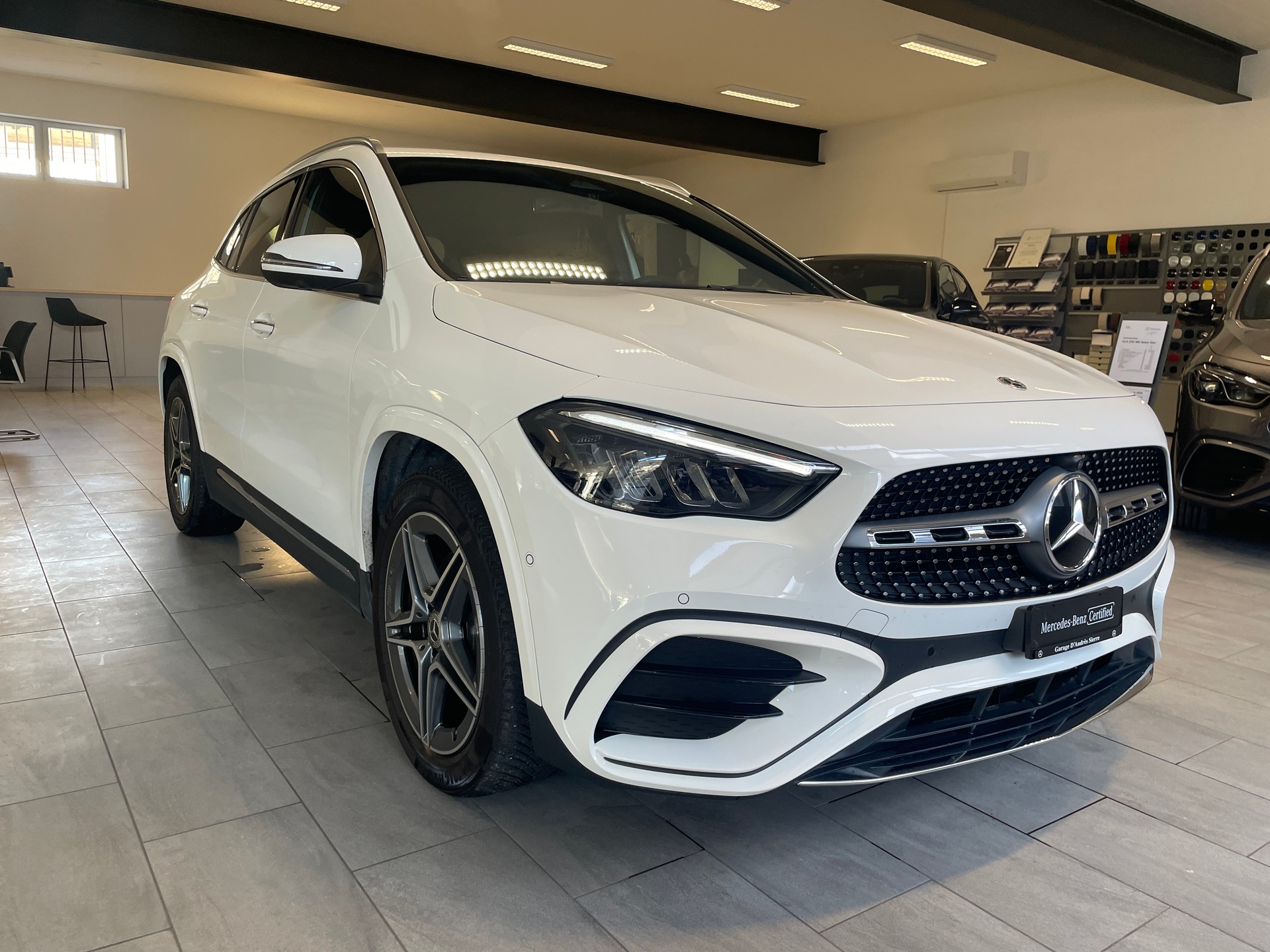 MERCEDES-BENZ GLA 220d 4Matic 8G-DCTSwiss Star AMG Line-image-2