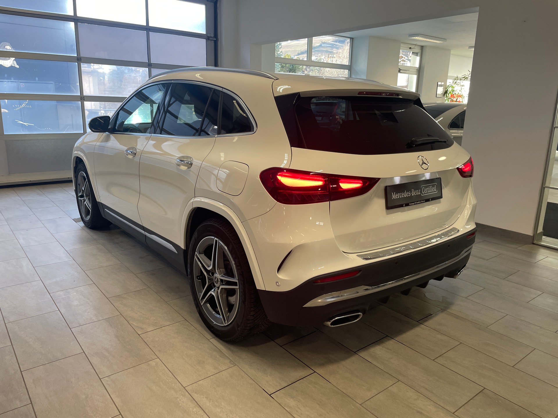 MERCEDES-BENZ GLA 220d 4Matic 8G-DCTSwiss Star AMG Line-image-4