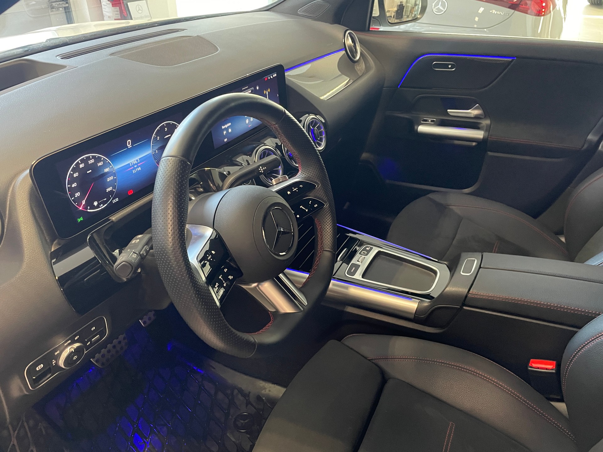 MERCEDES-BENZ GLA 220d 4Matic 8G-DCTSwiss Star AMG Line-image-8