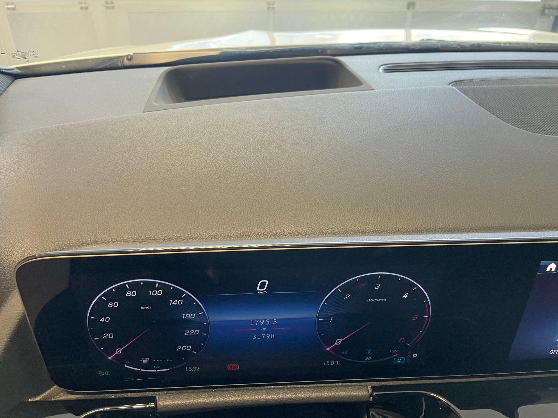 MERCEDES-BENZ GLA 220d 4Matic 8G-DCTSwiss Star AMG Line-image-13