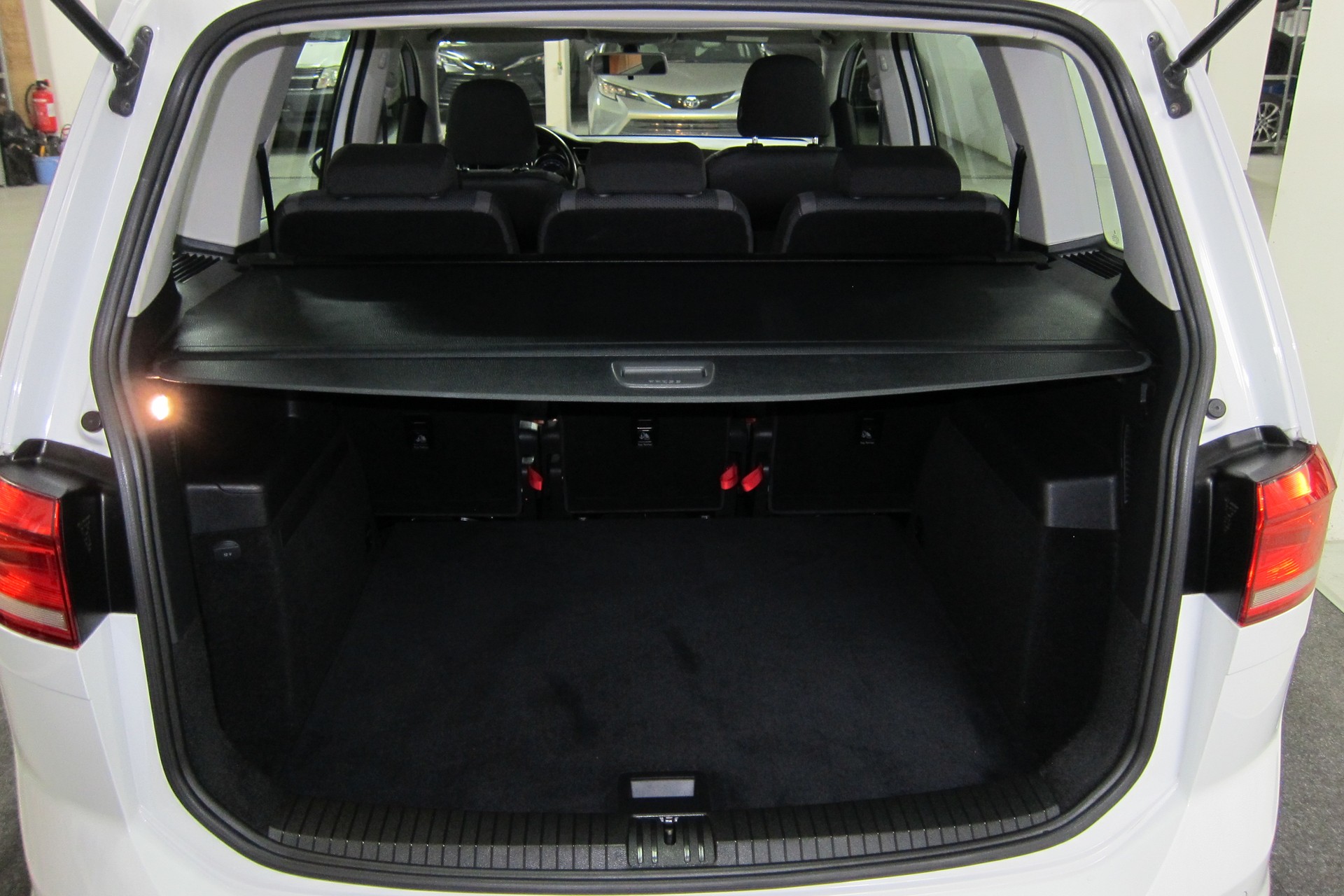 VW Touran 1.6 TDI BlueMotion Technology Trendline DSG-image-13