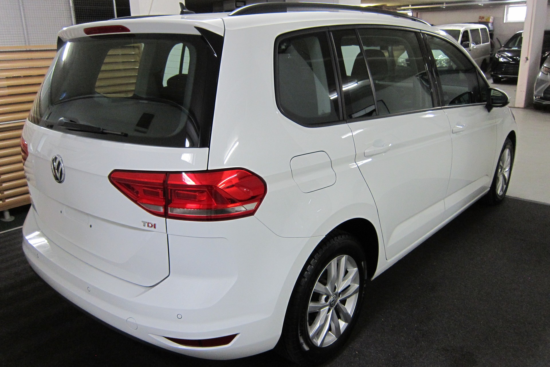 VW Touran 1.6 TDI BlueMotion Technology Trendline DSG-image-4
