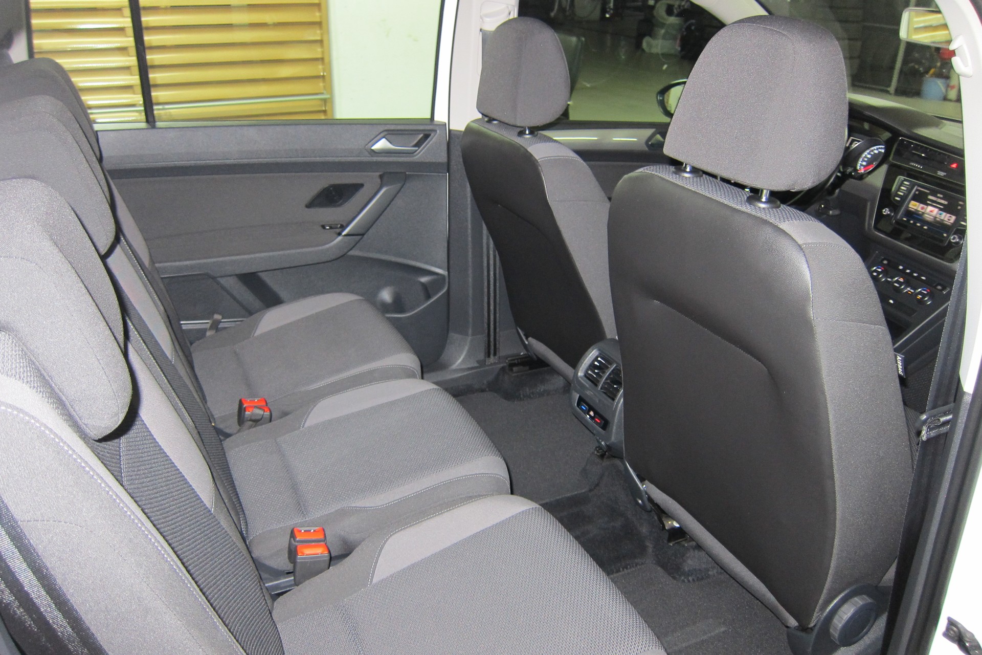 VW Touran 1.6 TDI BlueMotion Technology Trendline DSG-image-10