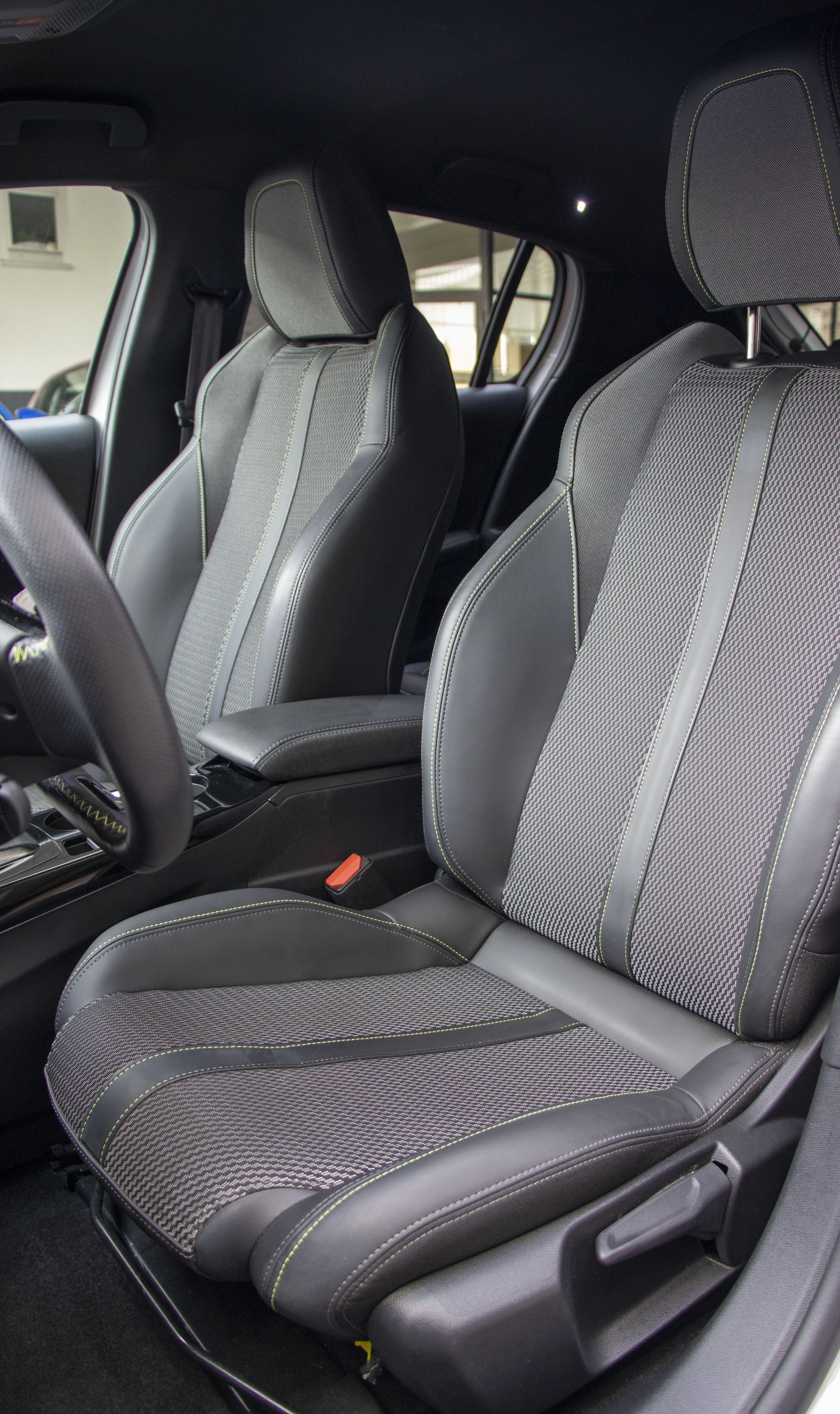 PEUGEOT 208 1.2 MHEV 145 GT-image-4