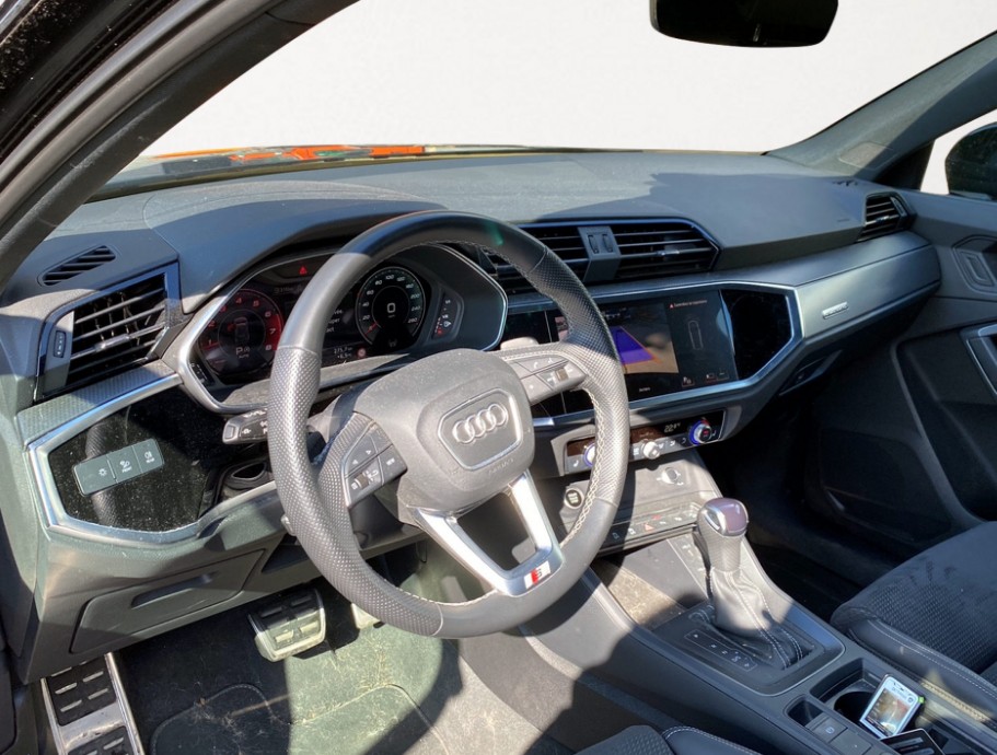 AUDI Q3 40 TFSI S line quattro S-tronic-image-2