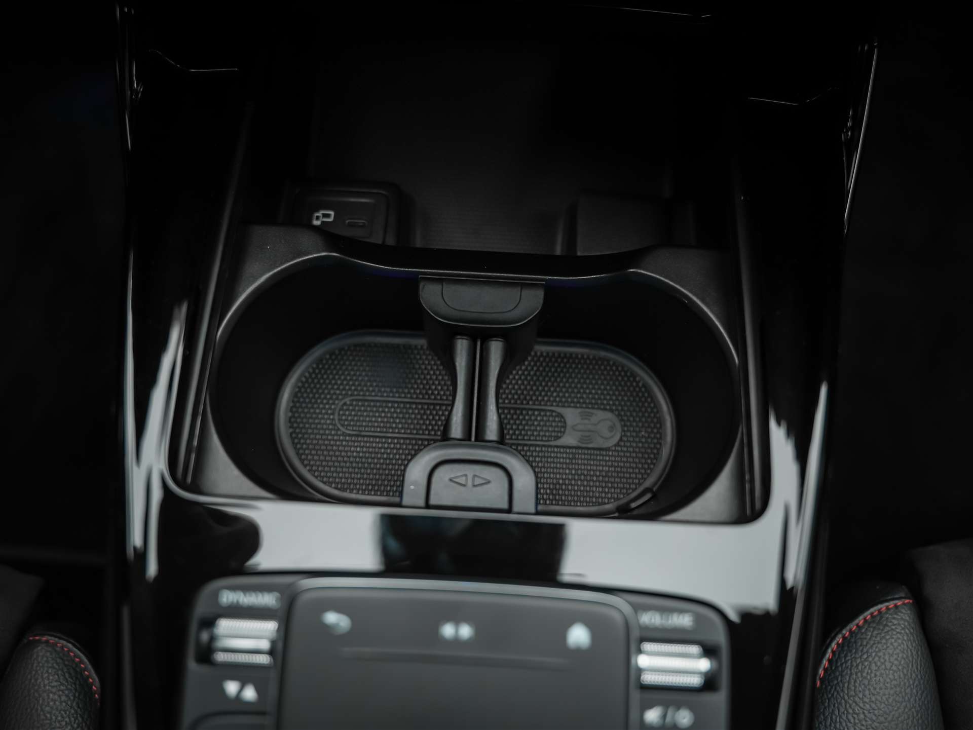 MERCEDES-BENZ CLA 45 S AMG 4Matic+ 8G-DCT *Panorama*Haed-Up*Burmester*-image-26