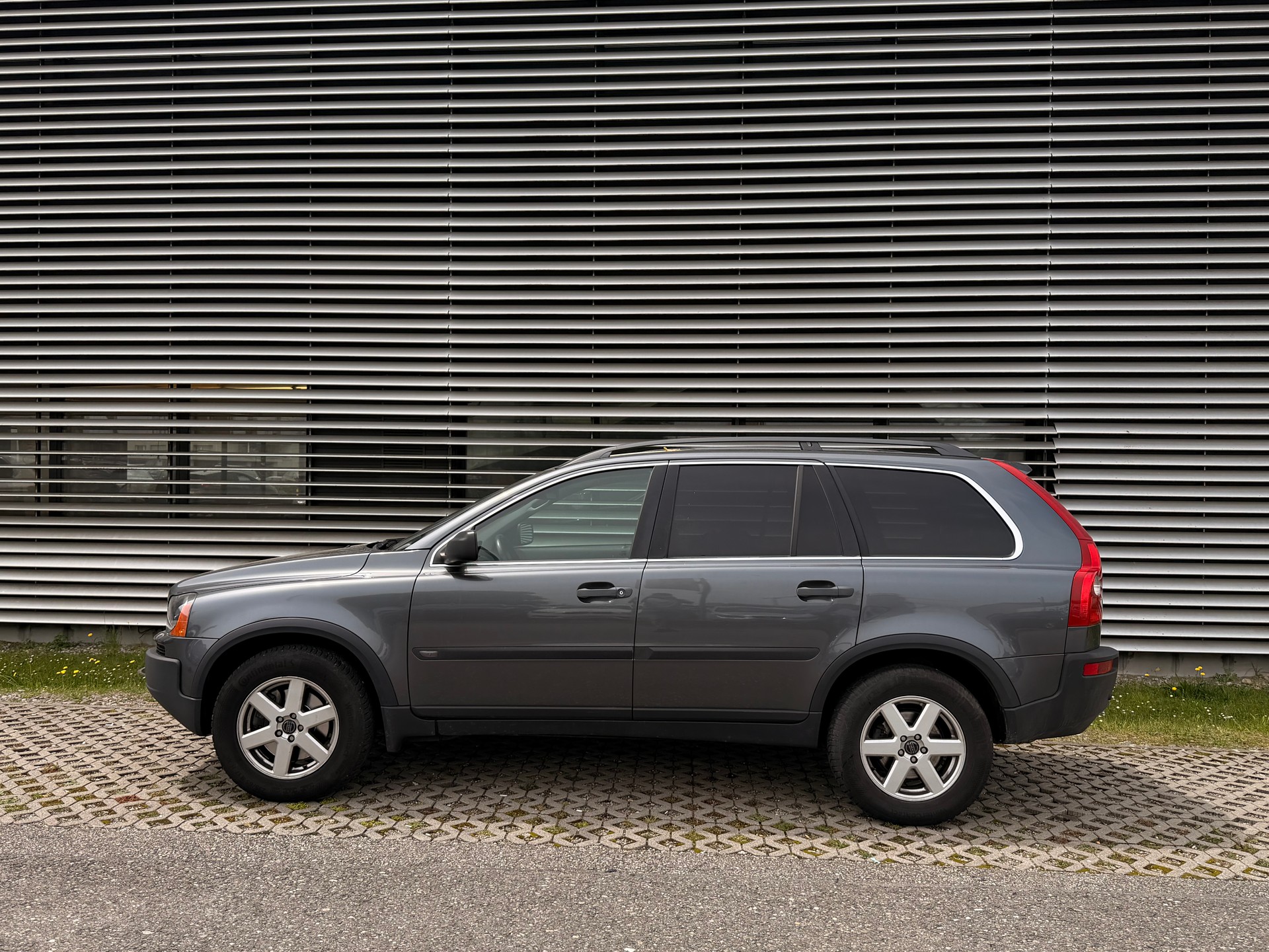 VOLVO XC90 2.5T AWD Momentum-image-2
