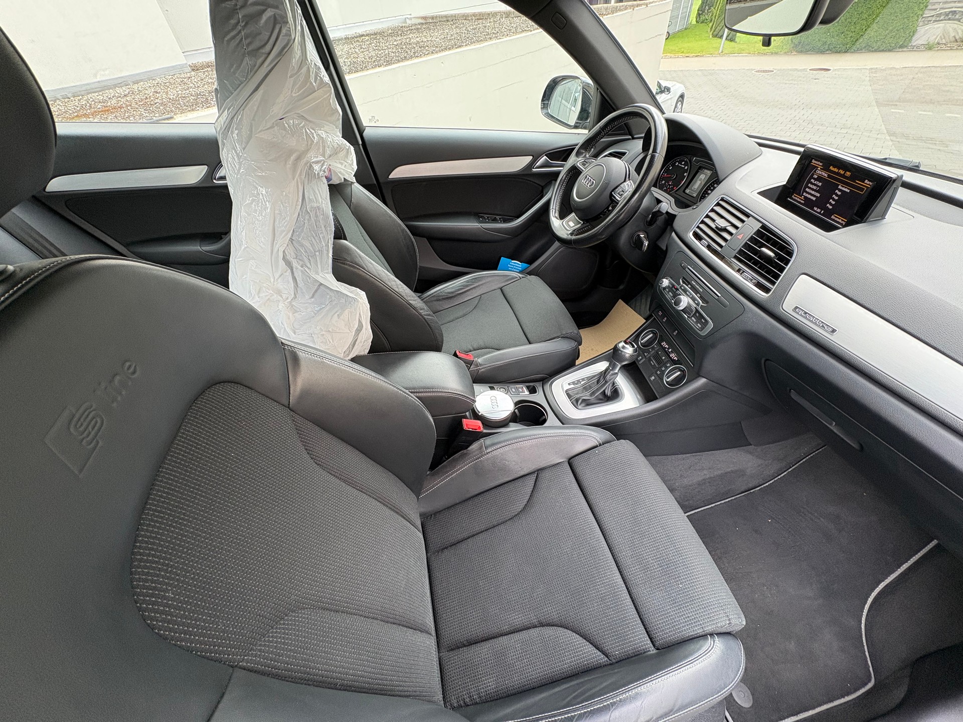 AUDI Q3 2.0 TFSI sport quattro S-tronic-image-10