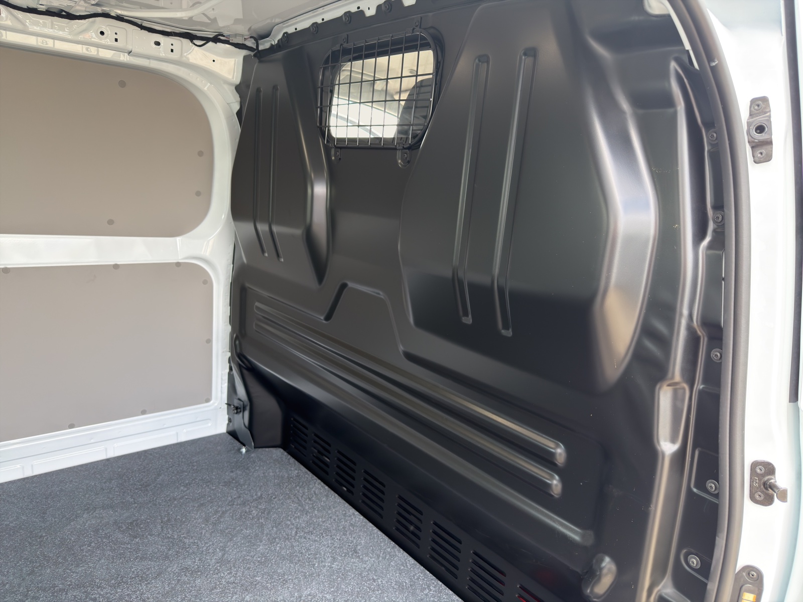 VW Transporter 2.0 TDI-image-11