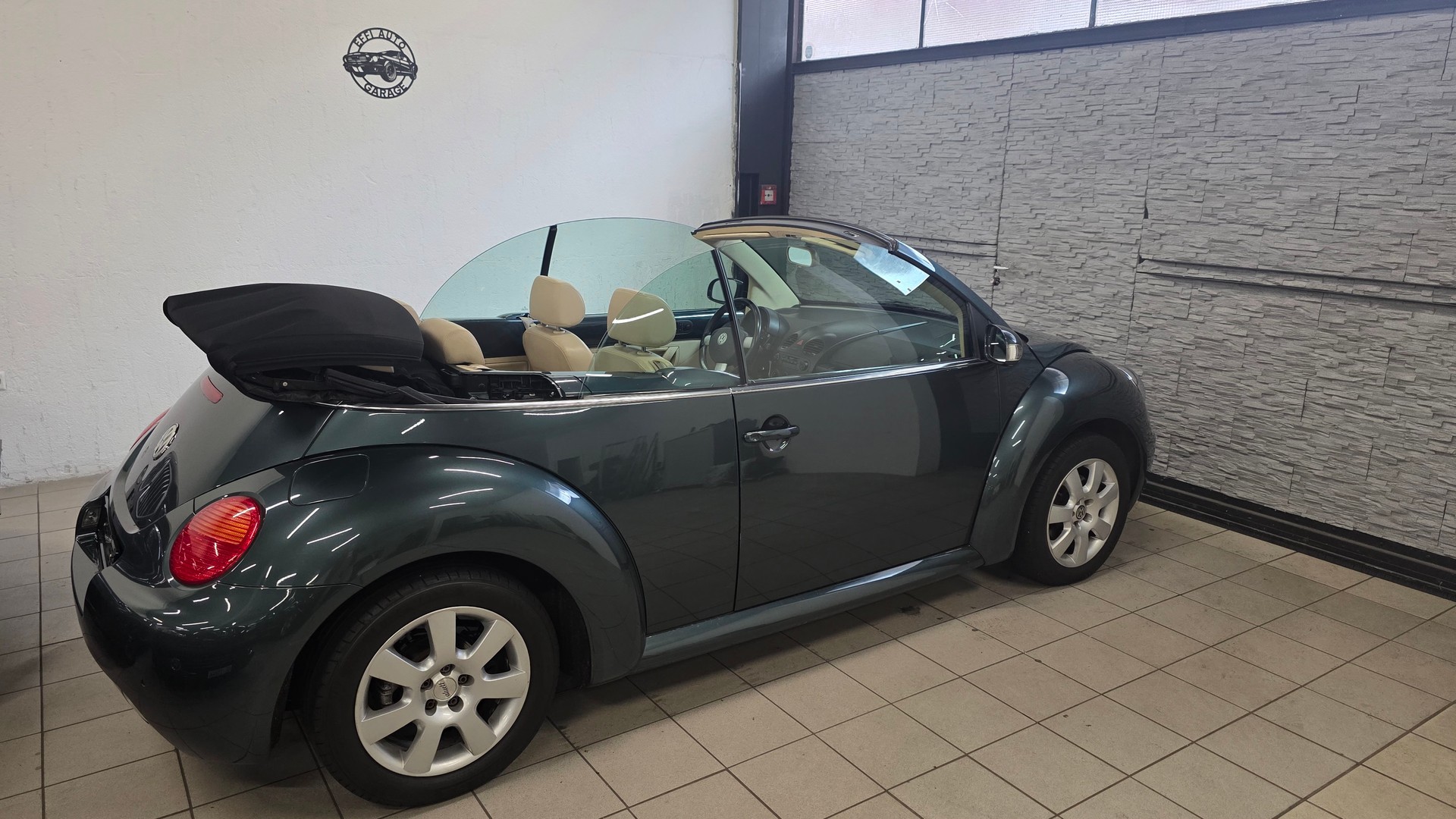 VW Beetle Cabrio 2.0-image-1