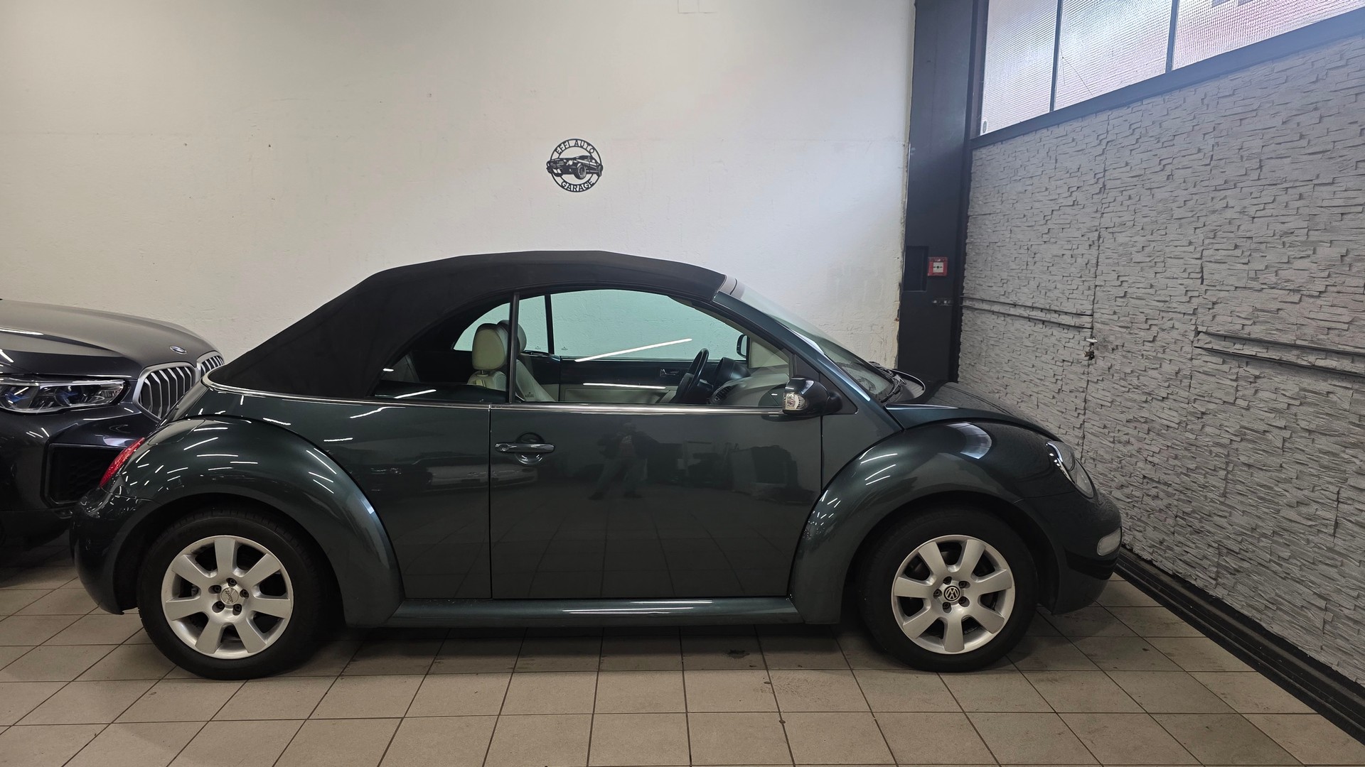 VW Beetle Cabrio 2.0-image-3