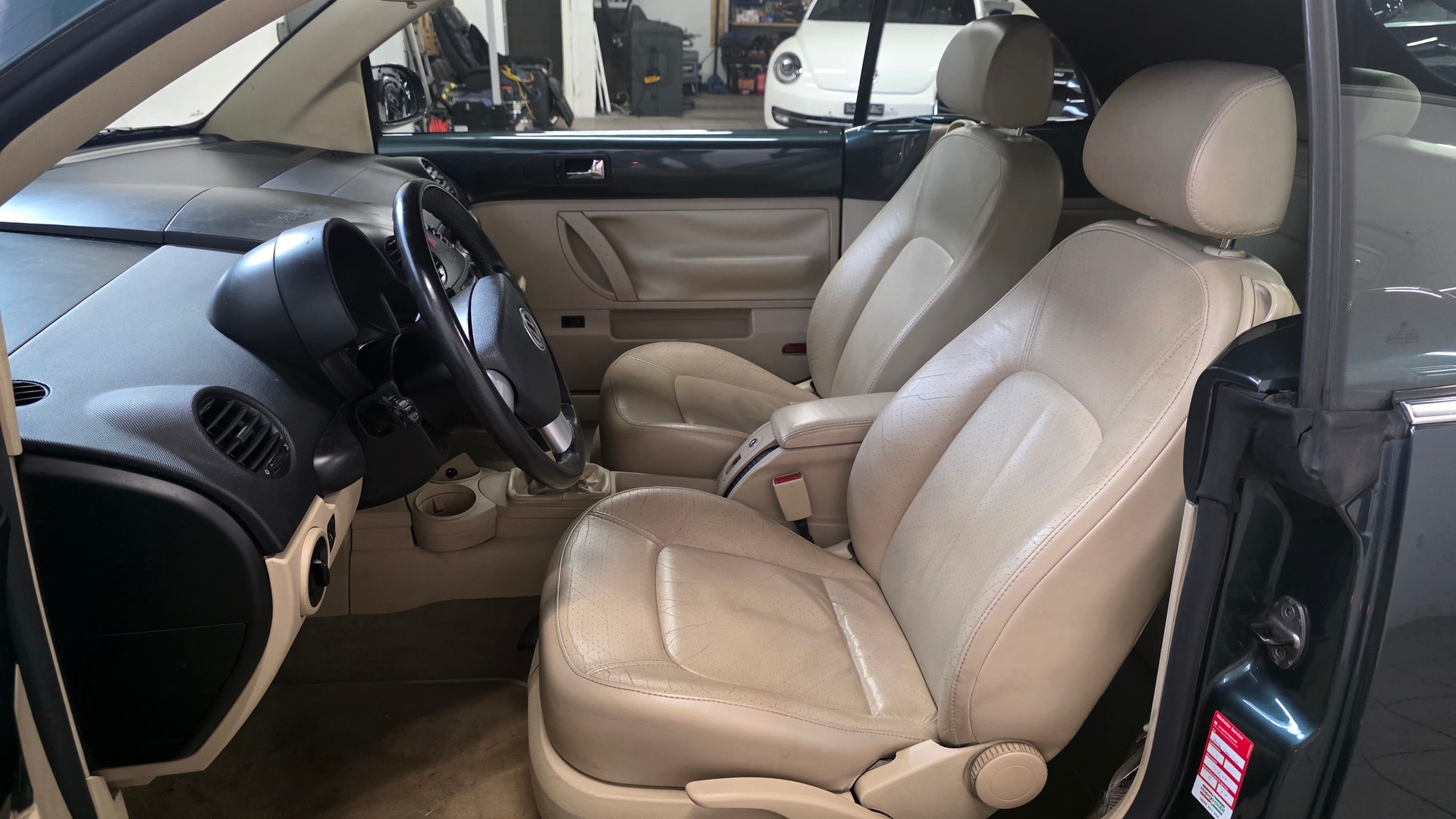 VW Beetle Cabrio 2.0-image-5