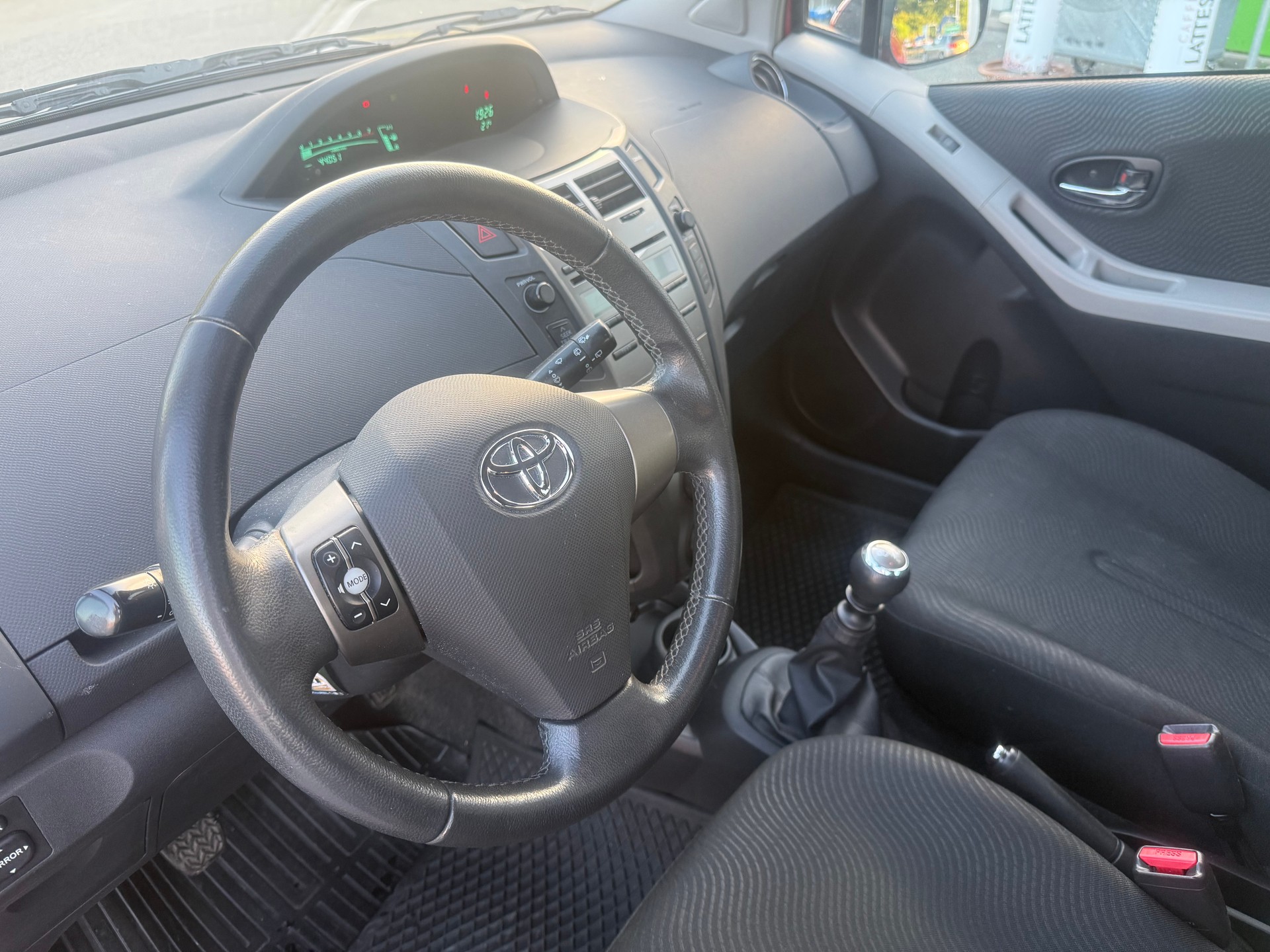 TOYOTA Yaris 1.33 Linea Luna (MFK, SERVICE)-image-9