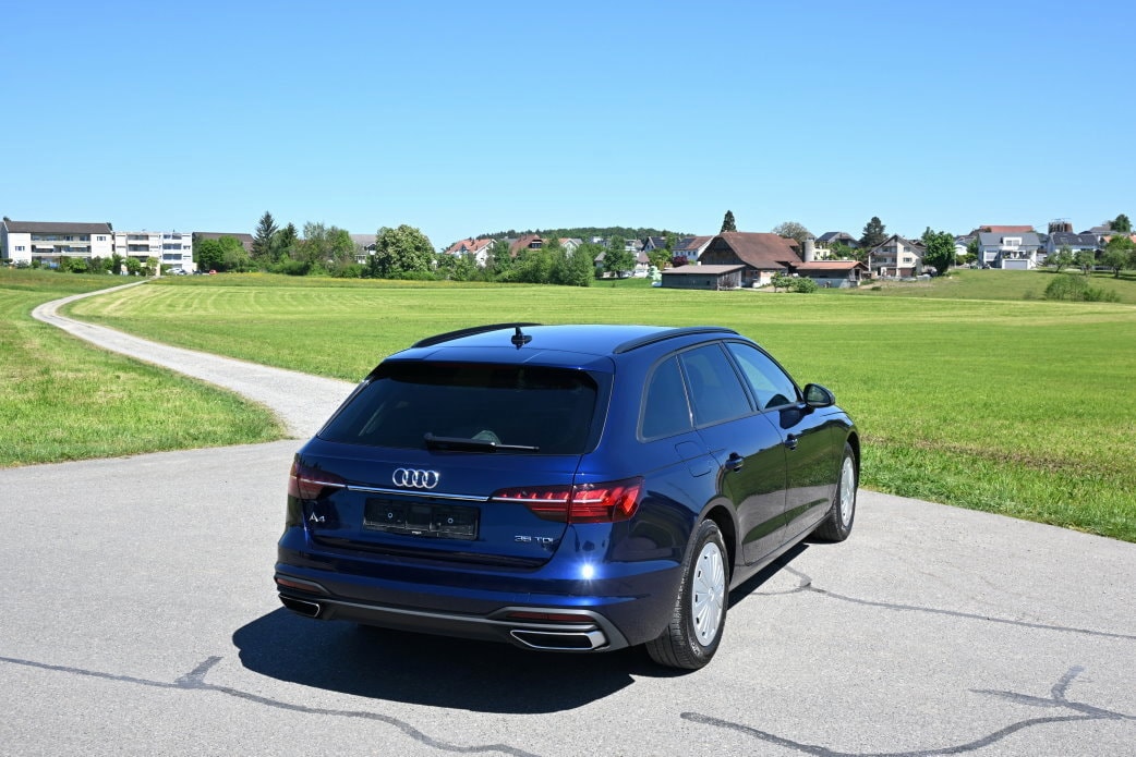 AUDI A4 Avant 2.0 TDI 35 Attraction S-tronic-image-2