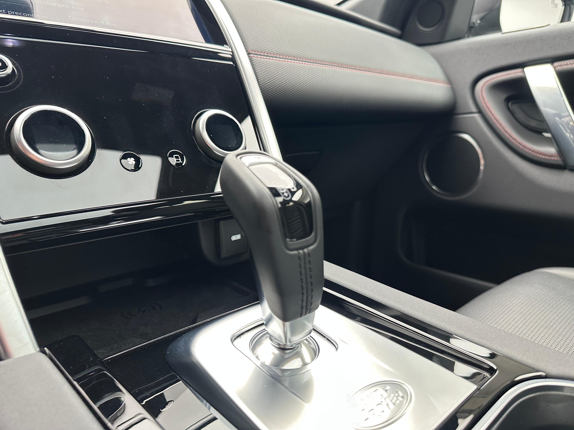 LAND ROVER Discovery Sport 1.5 T 300e R-Dynamic S-image-6