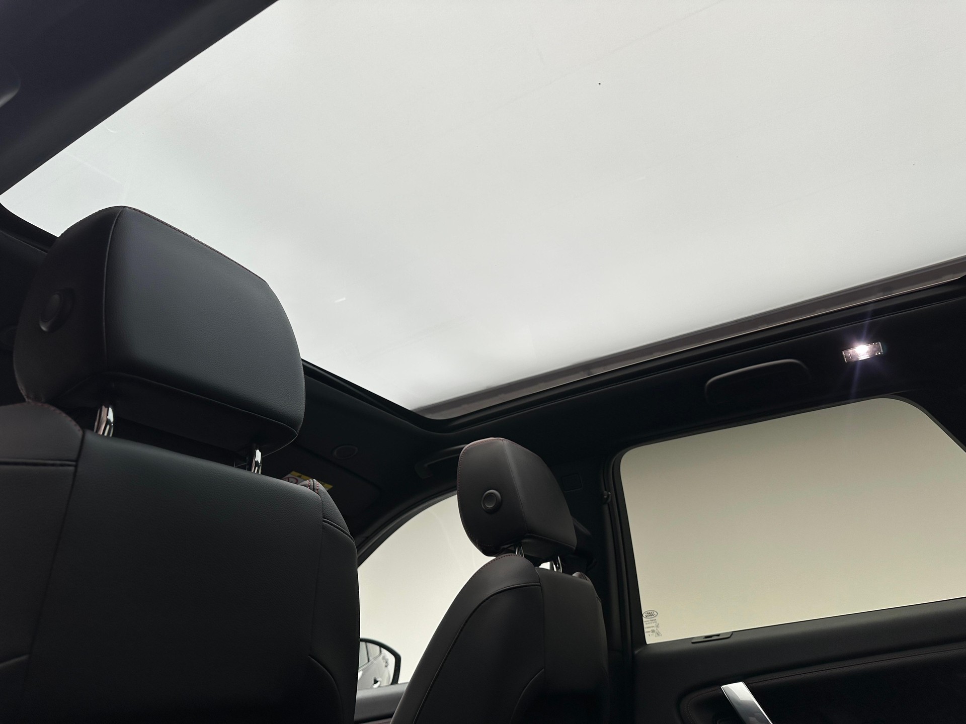 LAND ROVER Discovery Sport 1.5 T 300e R-Dynamic S-image-9