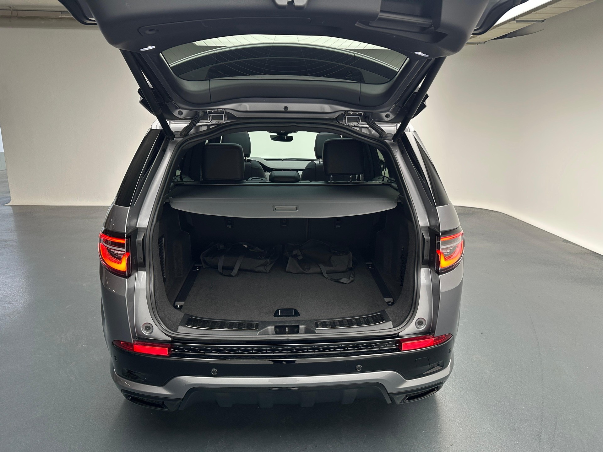 LAND ROVER Discovery Sport 1.5 T 300e R-Dynamic S-image-16