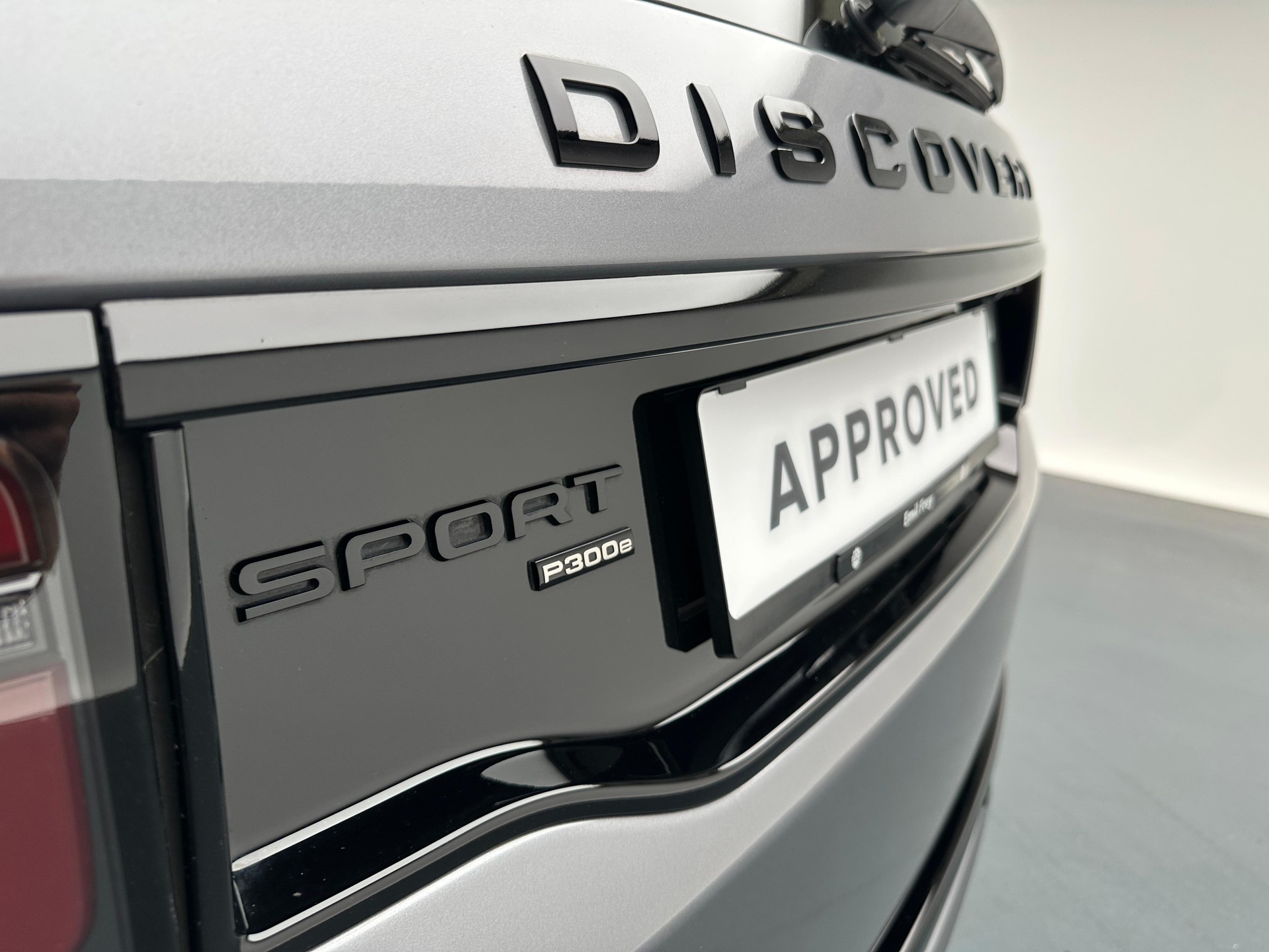 LAND ROVER Discovery Sport 1.5 T 300e R-Dynamic S-image-12