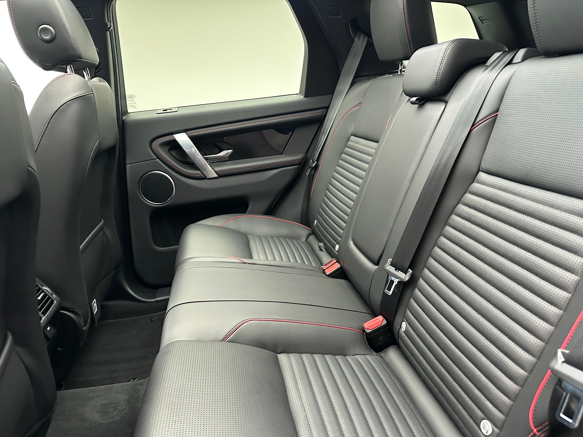 LAND ROVER Discovery Sport 1.5 T 300e R-Dynamic S-image-8