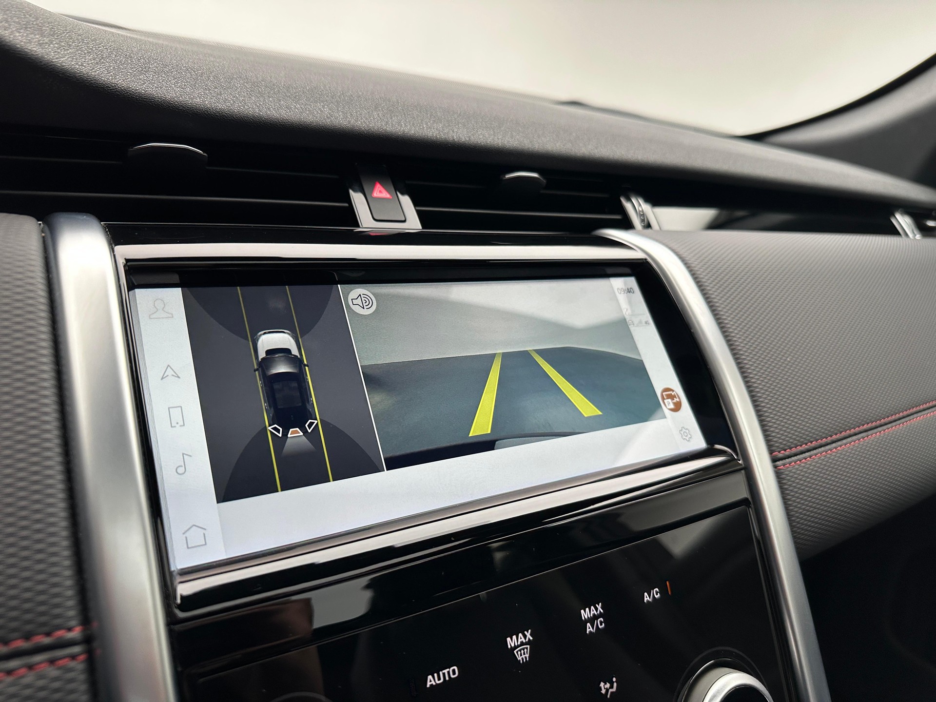 LAND ROVER Discovery Sport 1.5 T 300e R-Dynamic S-image-15