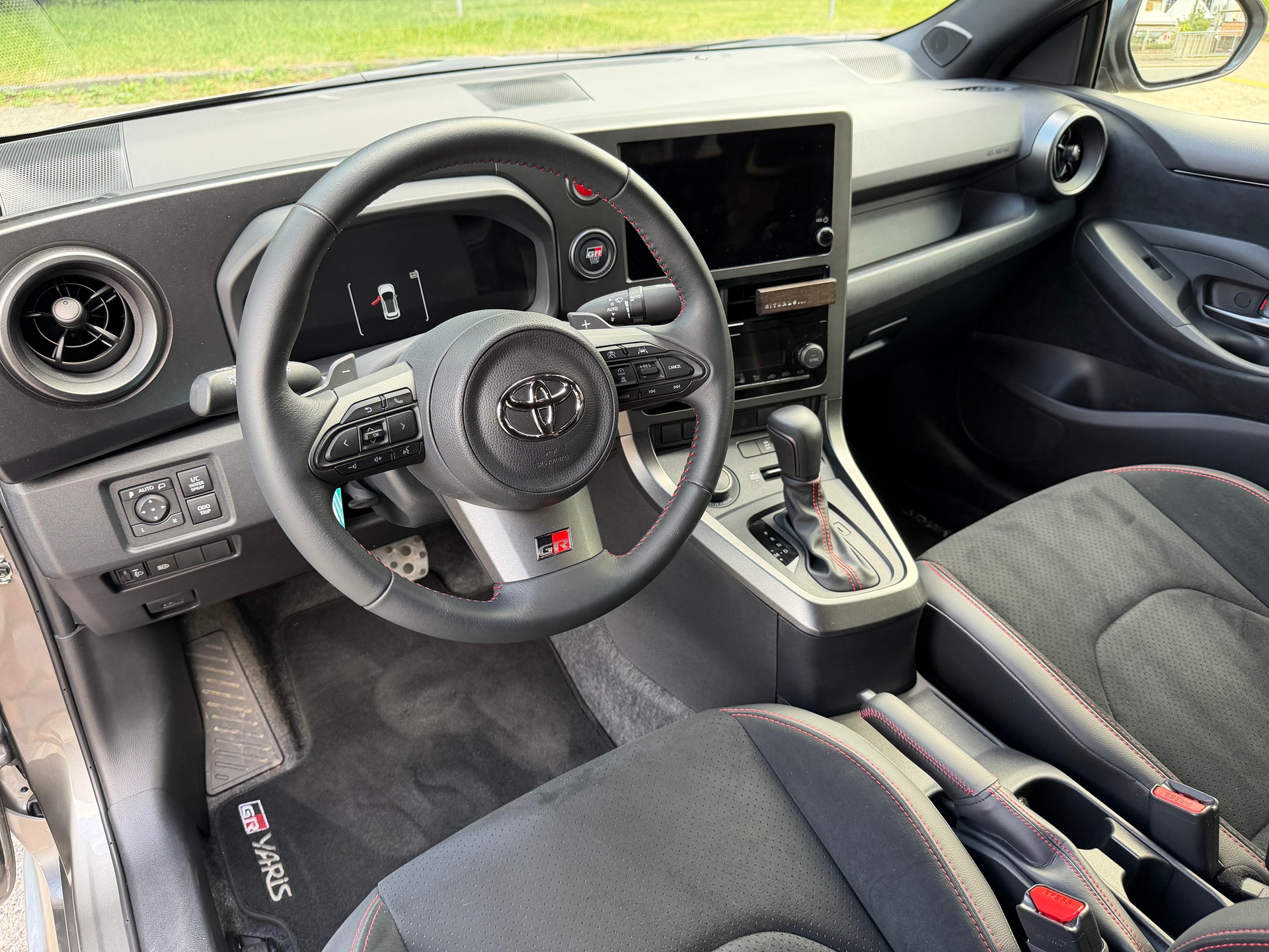 TOYOTA Yaris 1.6 GR Sport A-image-9