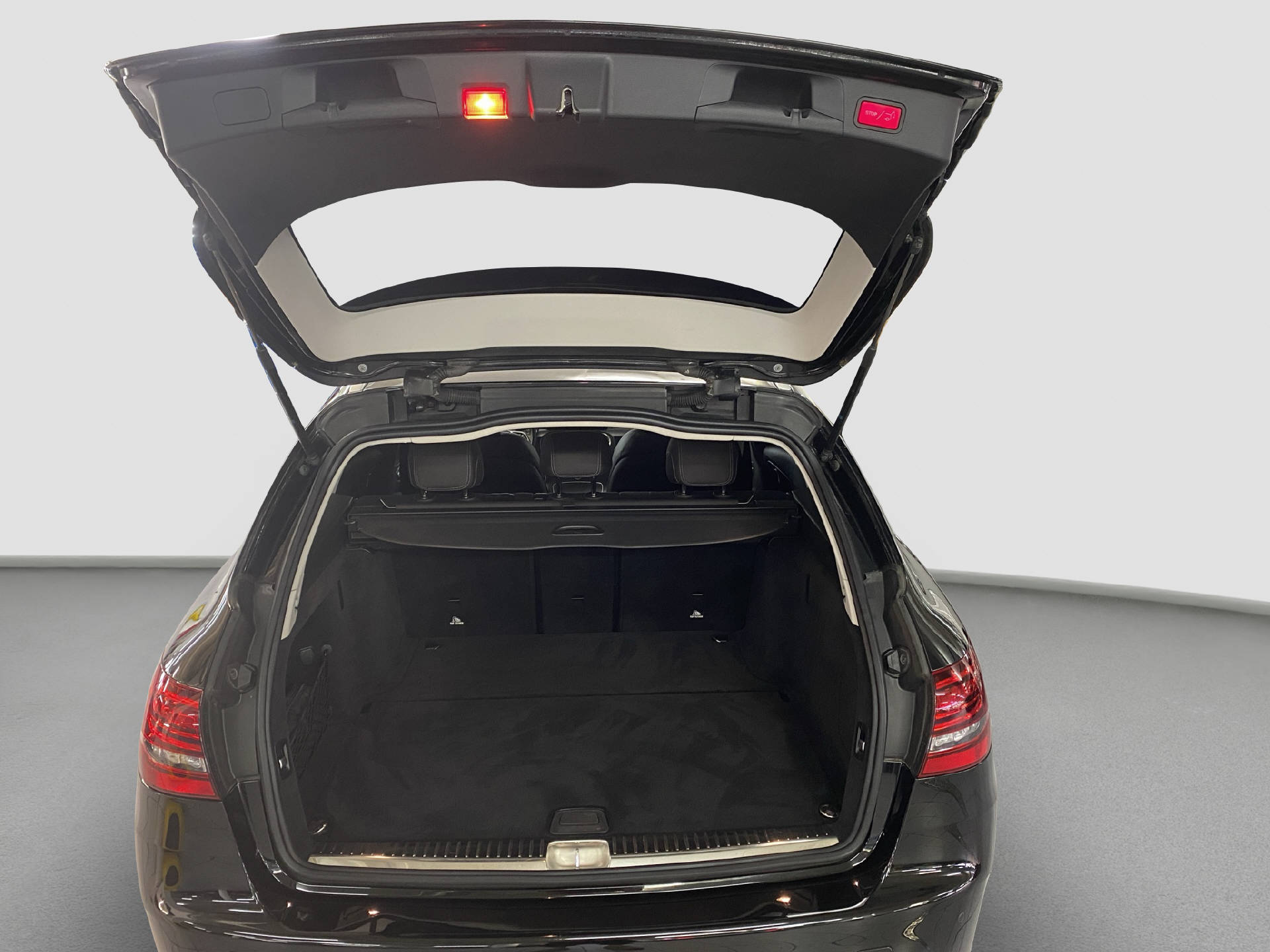MERCEDES-BENZ C 220 d Swiss Star Kombi AMG Line-image-12