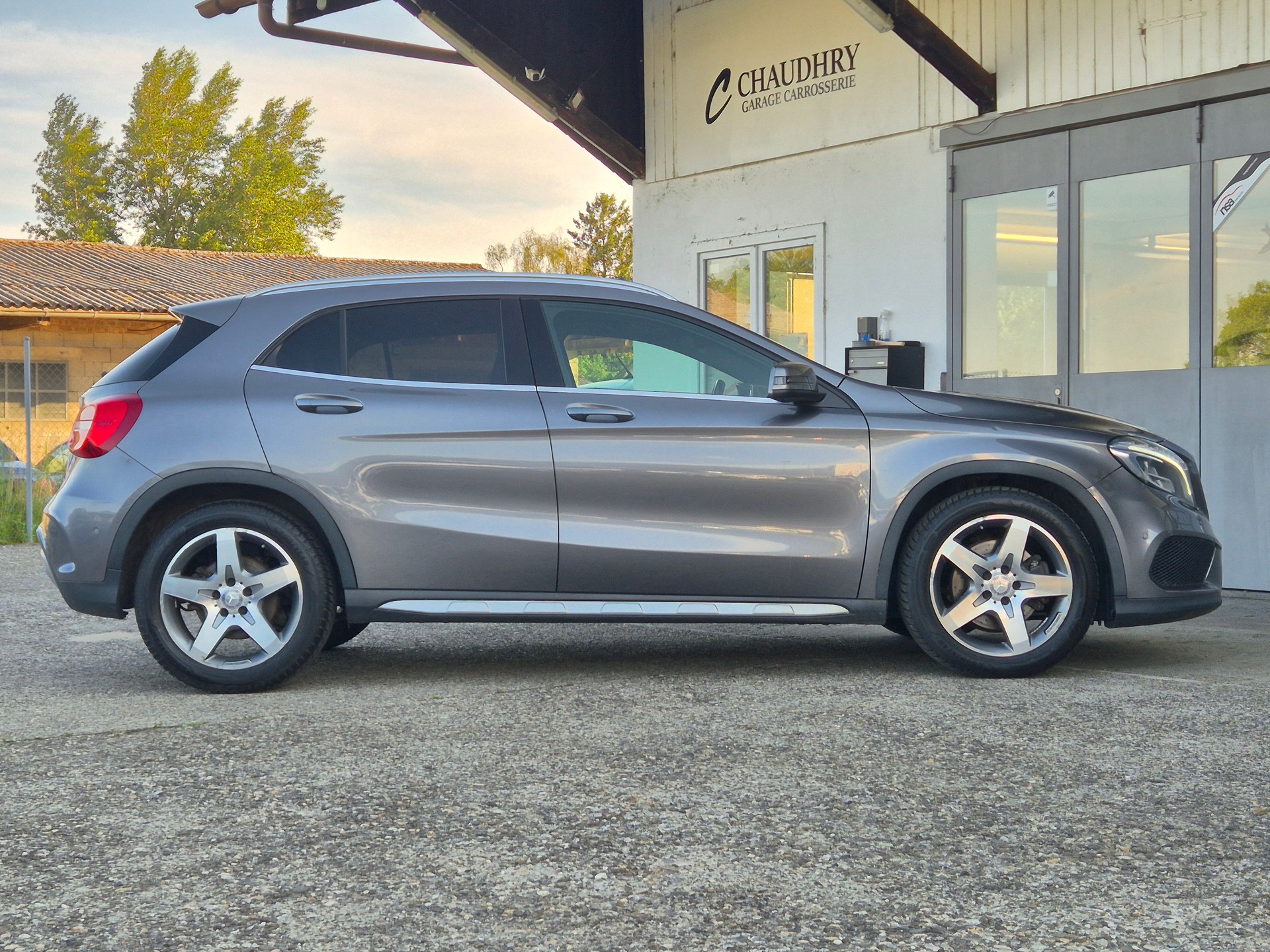 MERCEDES-BENZ GLA 250 AMG Line 4Matic 7G-DCT-image-4