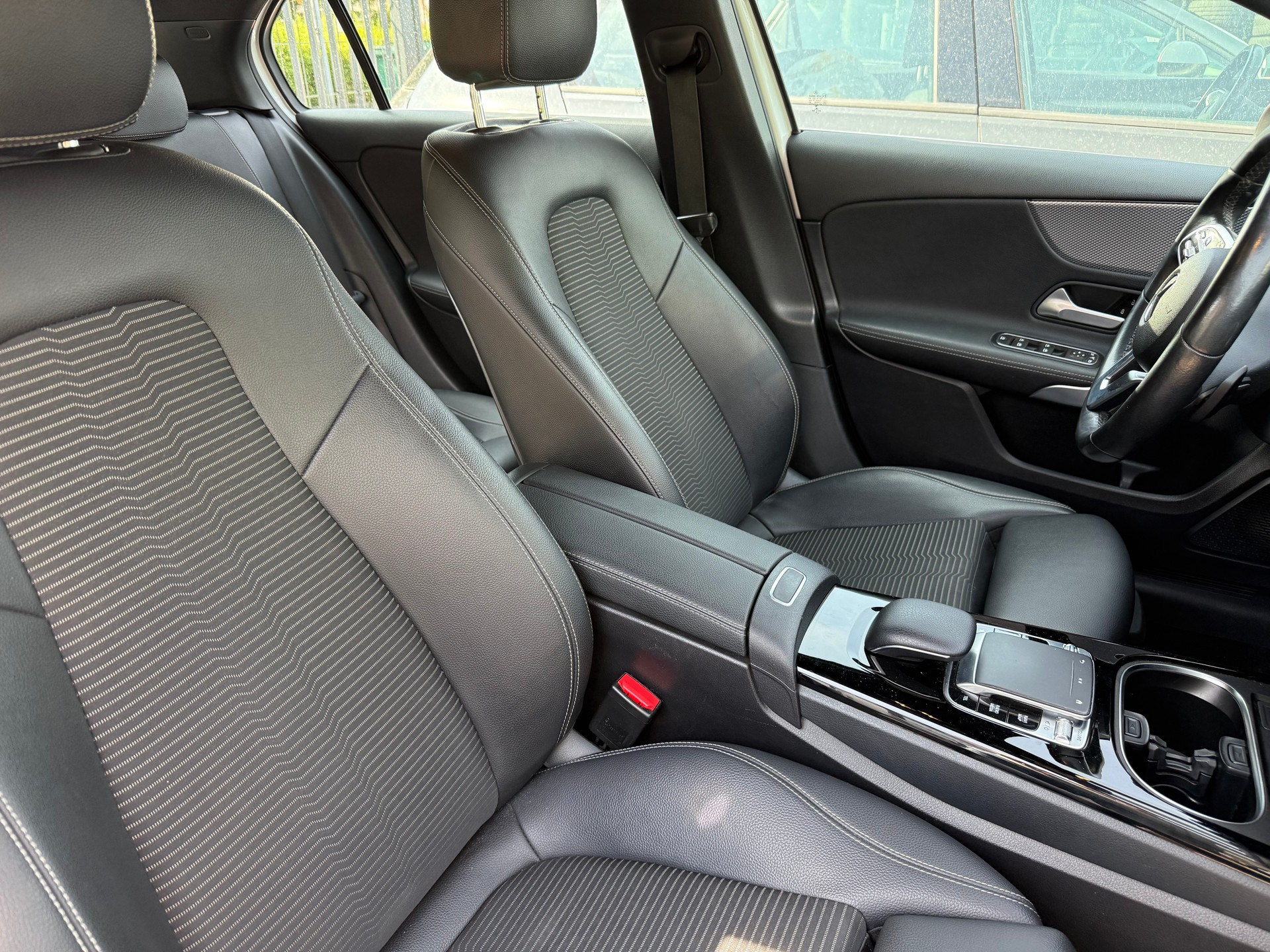 MERCEDES-BENZ A 200 Progressive 7G-DCT-image-12