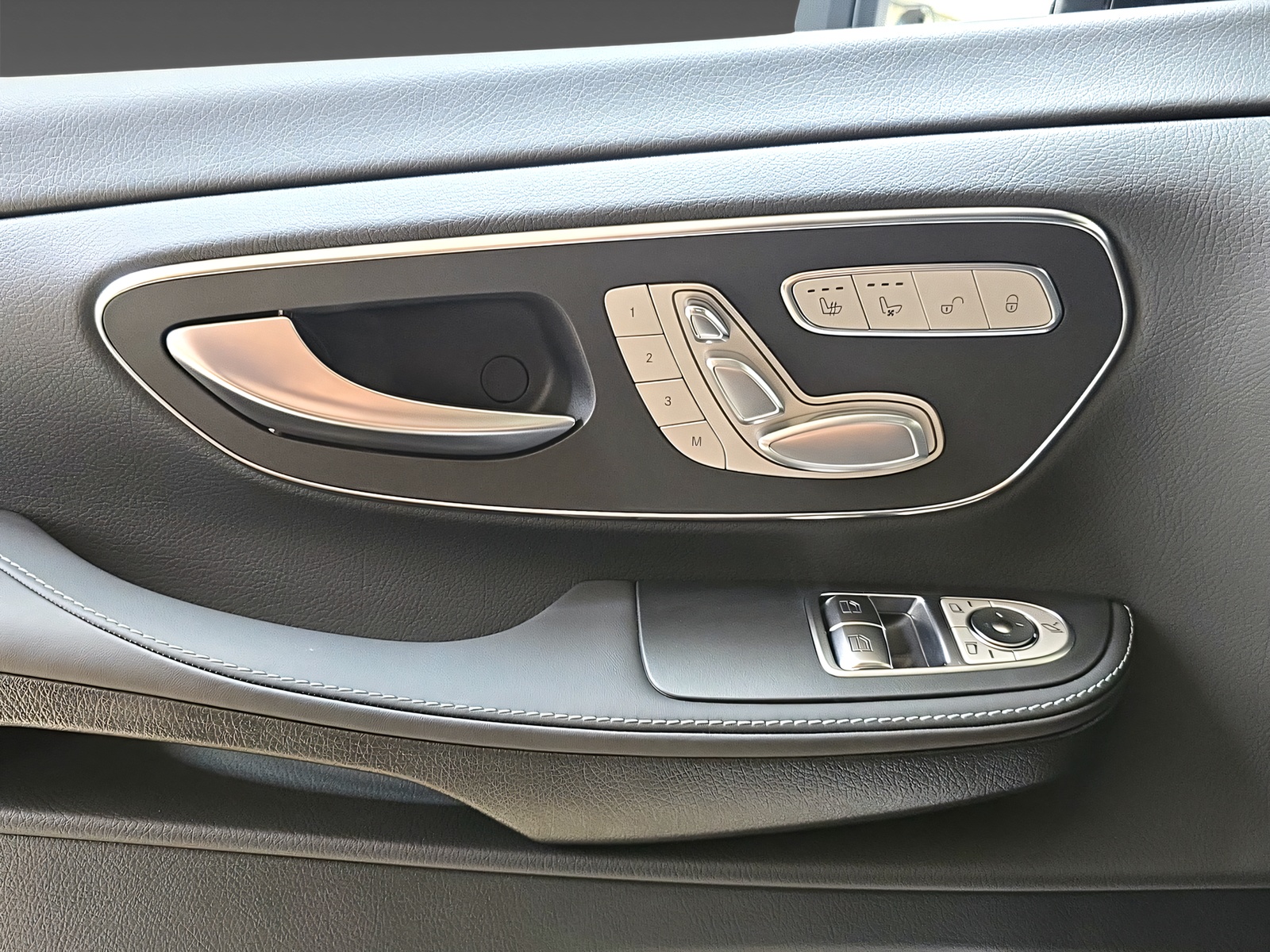 MERCEDES-BENZ V 300 d 4Matic Swiss Edition-image-9
