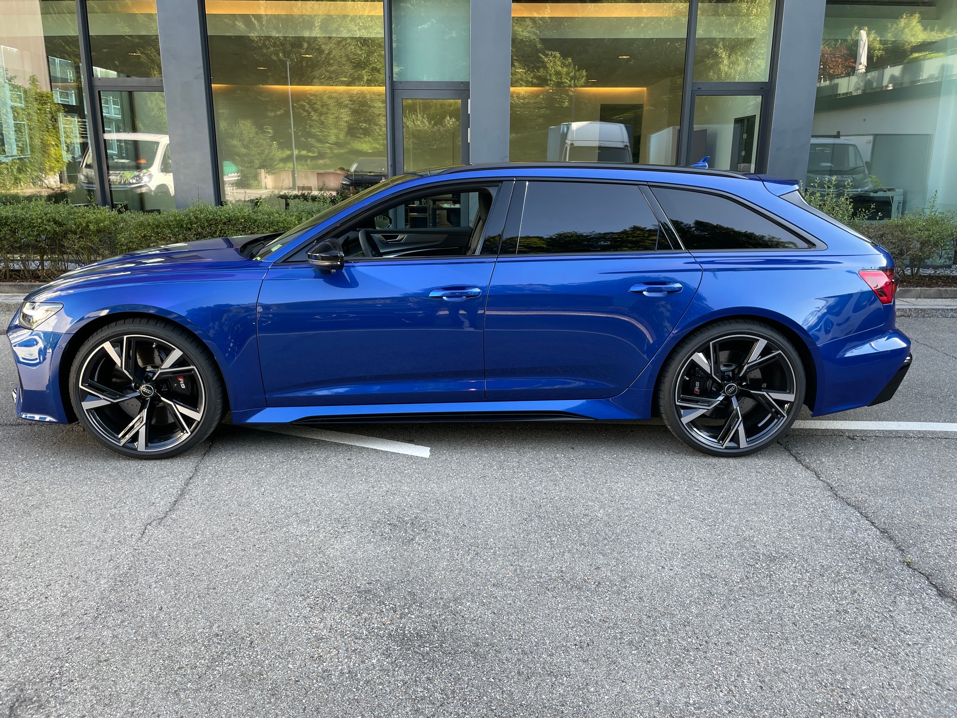 AUDI RS6 Avant 4.0 TFSI V8 quattro Individual Lackierung-image-1