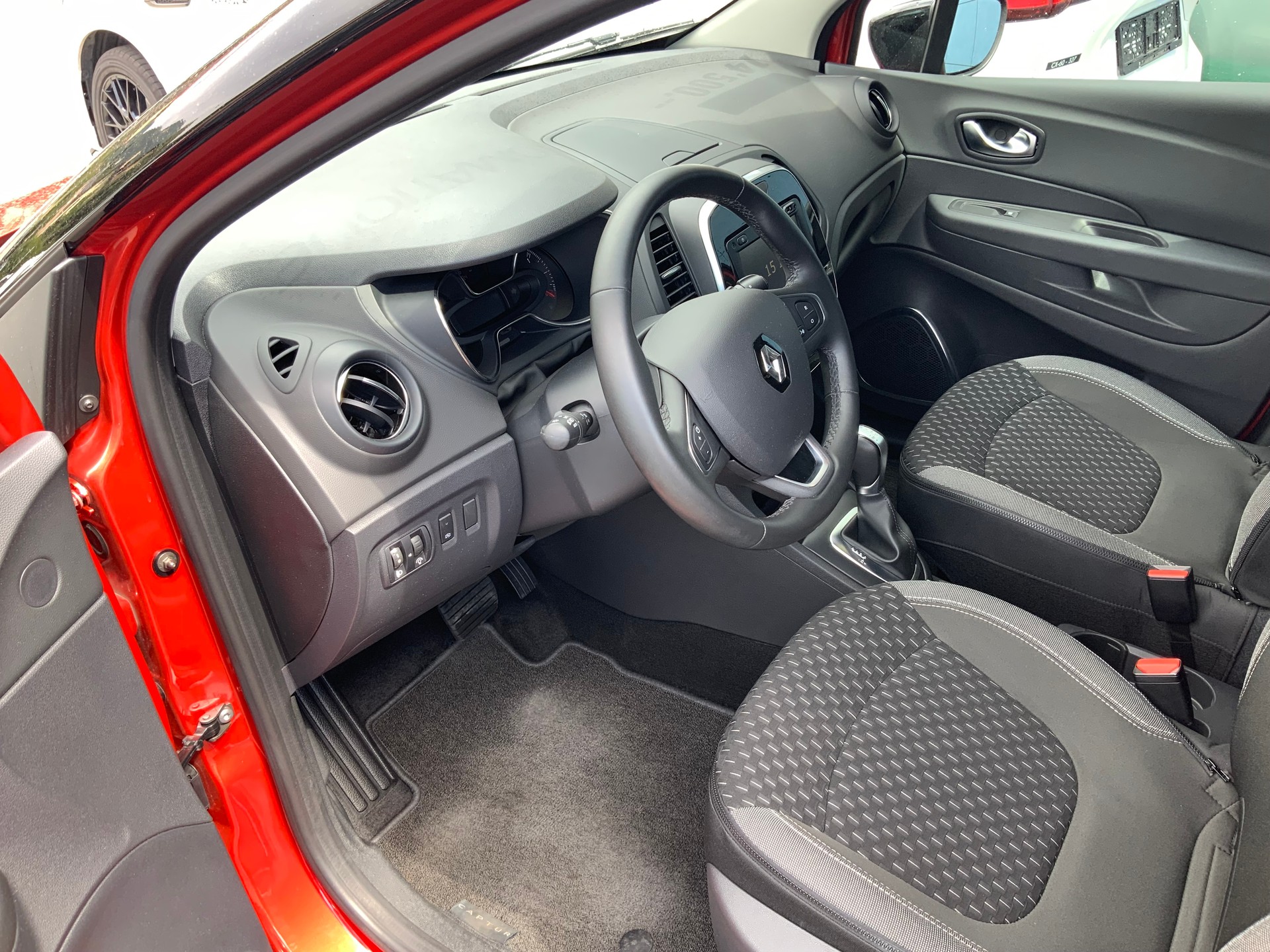 RENAULT Captur 1.2 T 16V Intens EDC-image-11