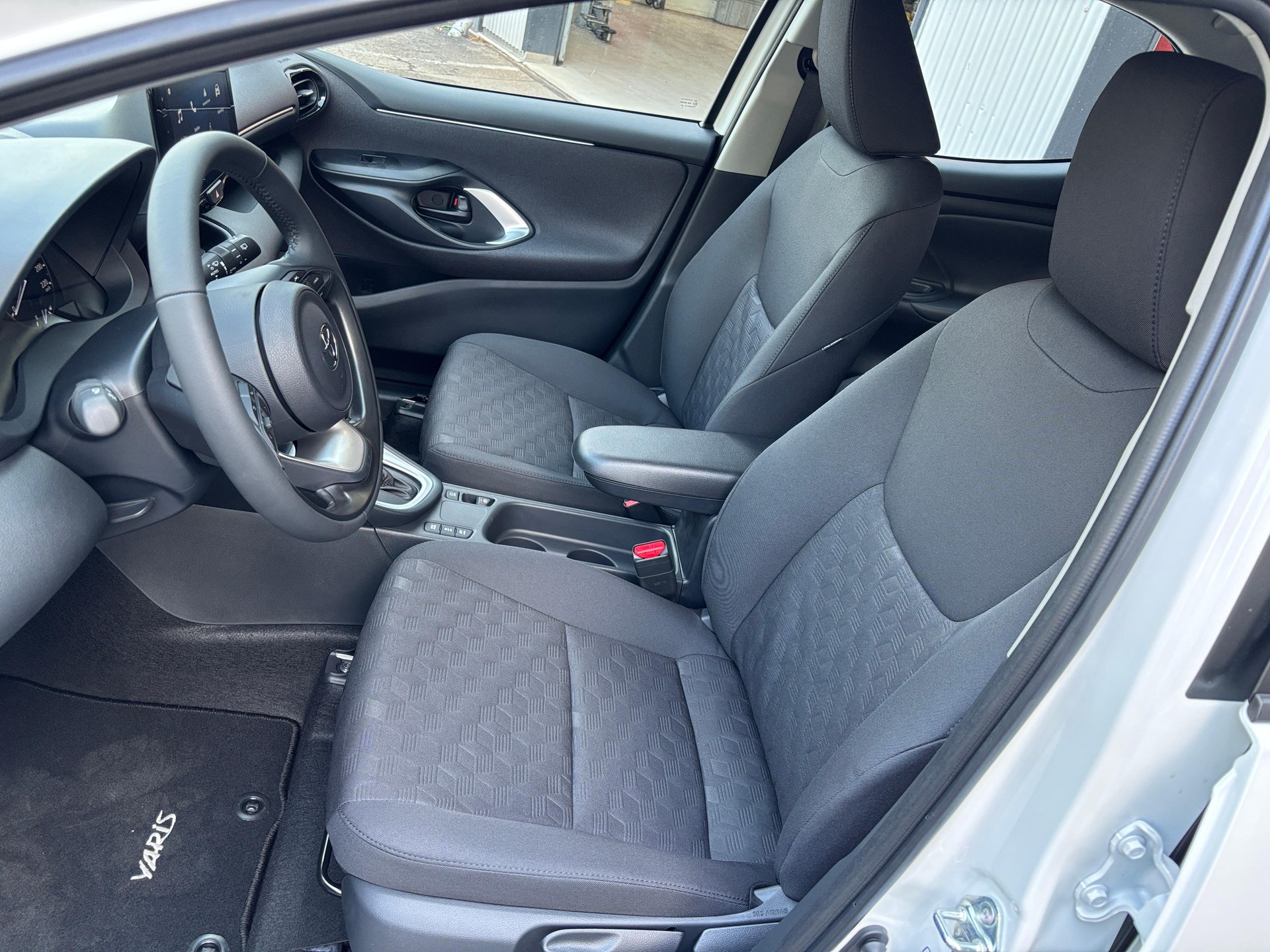TOYOTA Yaris 1.5 VVT-i HSD Comfort-image-6