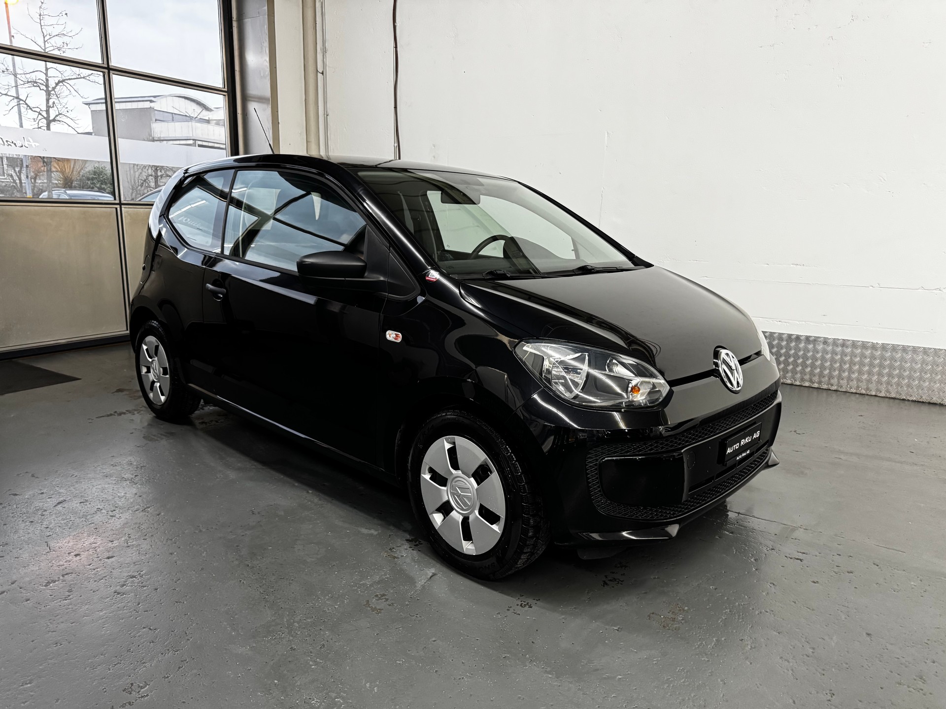 VW Up 1.0 BMT take up-showroom-element-1