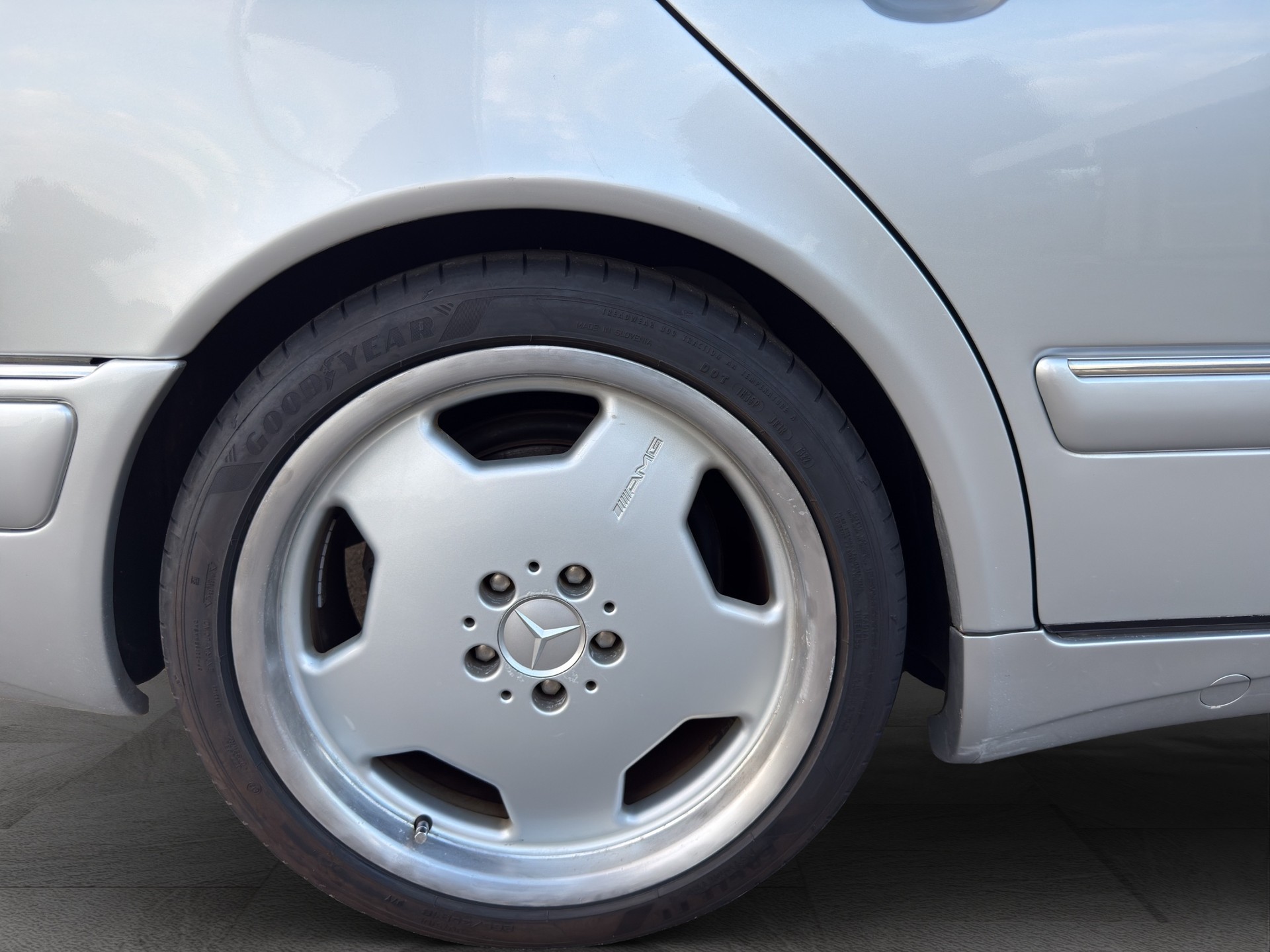MERCEDES-BENZ E 55 AMG Avantgarde Automatic-image-23