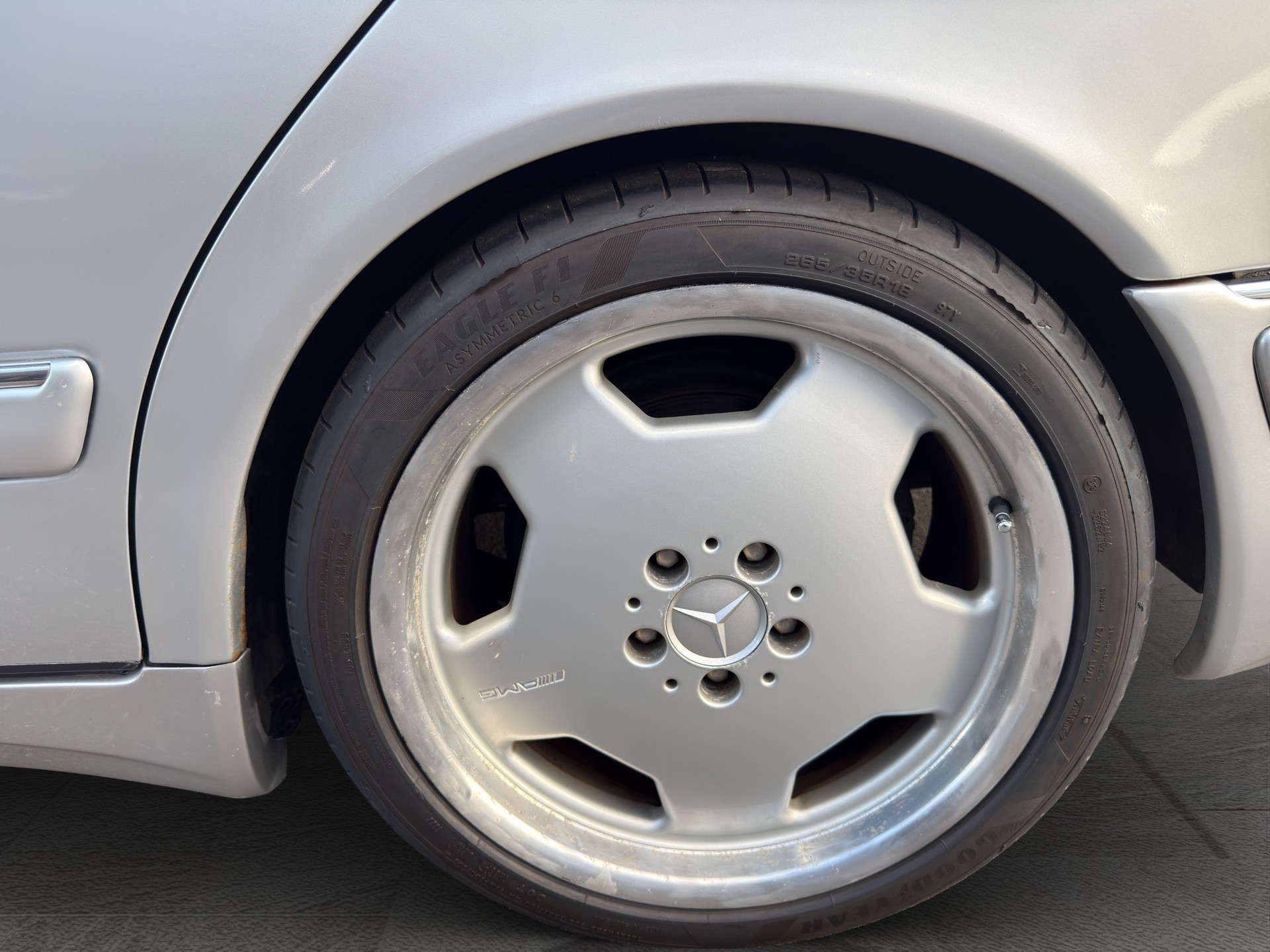 MERCEDES-BENZ E 55 AMG Avantgarde Automatic-image-24