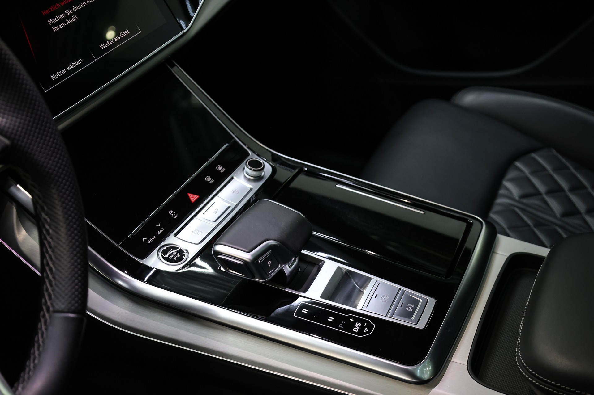 AUDI Q8 60 TFSI e quattro PHEV Tiptronic S-Line-image-28